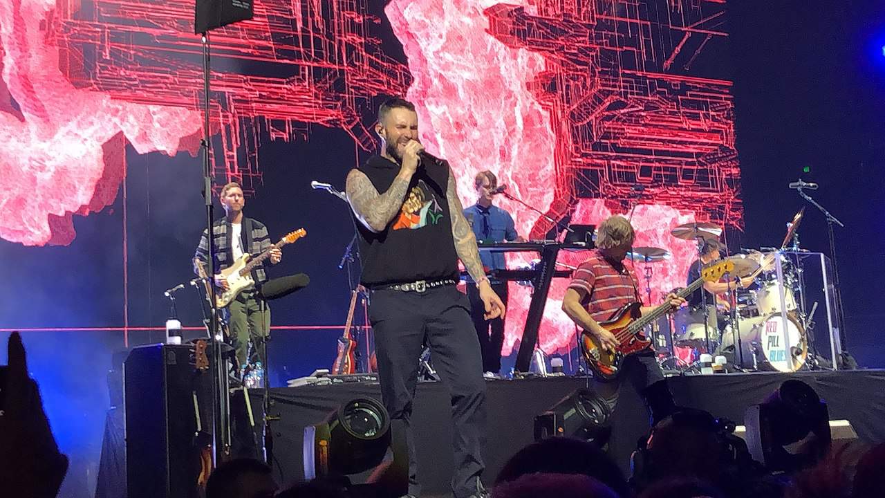 Maroon 5 performing in Sydney, music facts