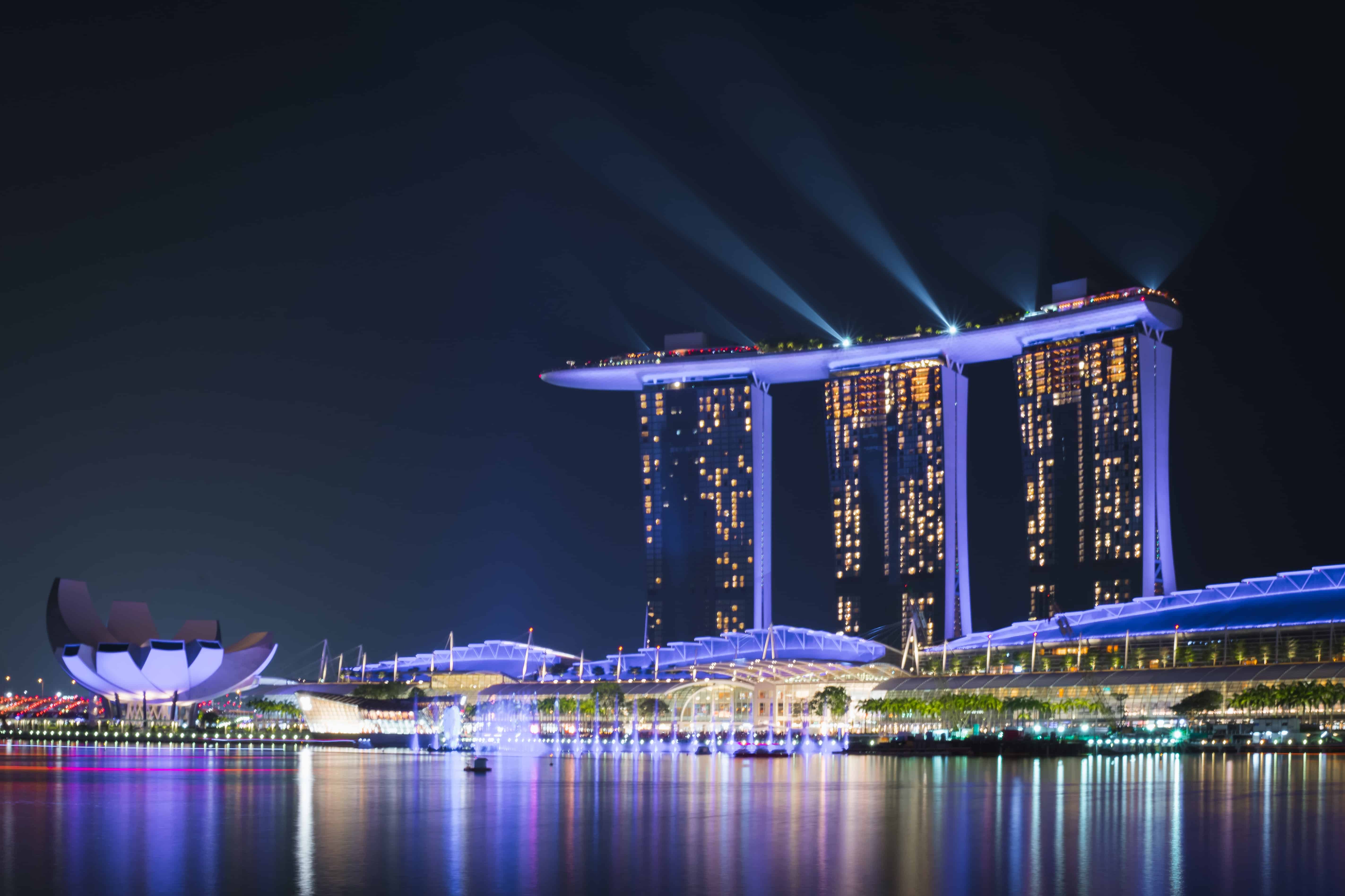 Marina bay sands. Марина Бэй Сэндс. Марина Бэй Сэндс Сингапур ночью. Сингапур Марина Бэй Сэндс деревья. Залив Марина Бэй в Сингапуре.