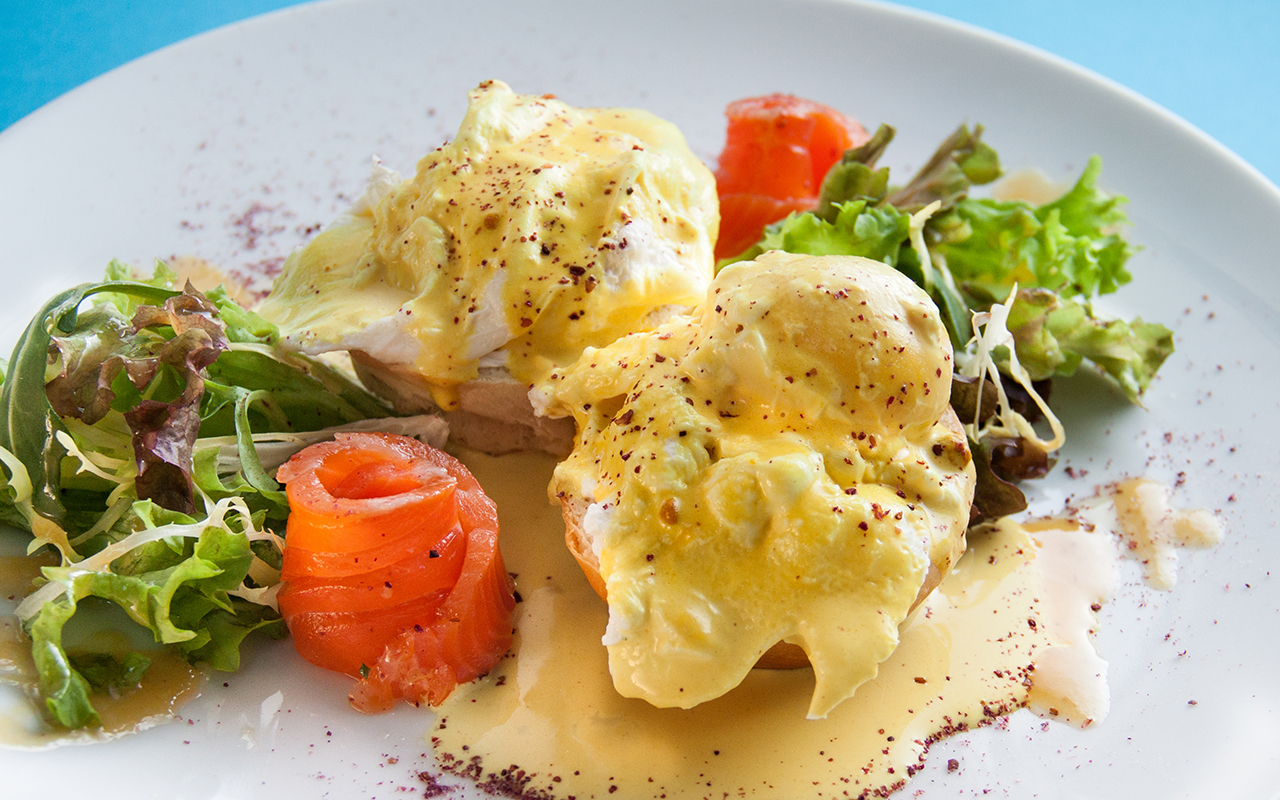 egg benedict with hollandaise sauce made with mustard