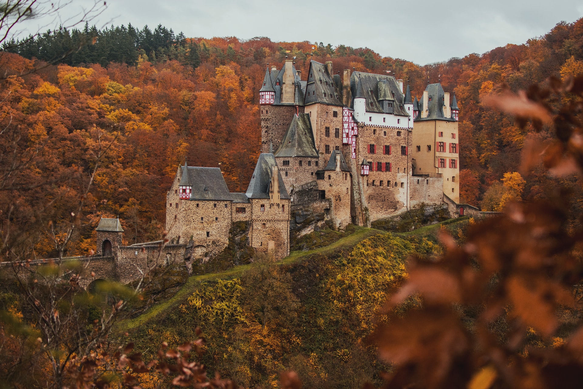 Замок эльц. Замок Бург Эльц Германия. Замок Burg Eltz Германия. Замок Элис Кастл Германия. Замок Эльц Рейнланд-Пфальц Германия.