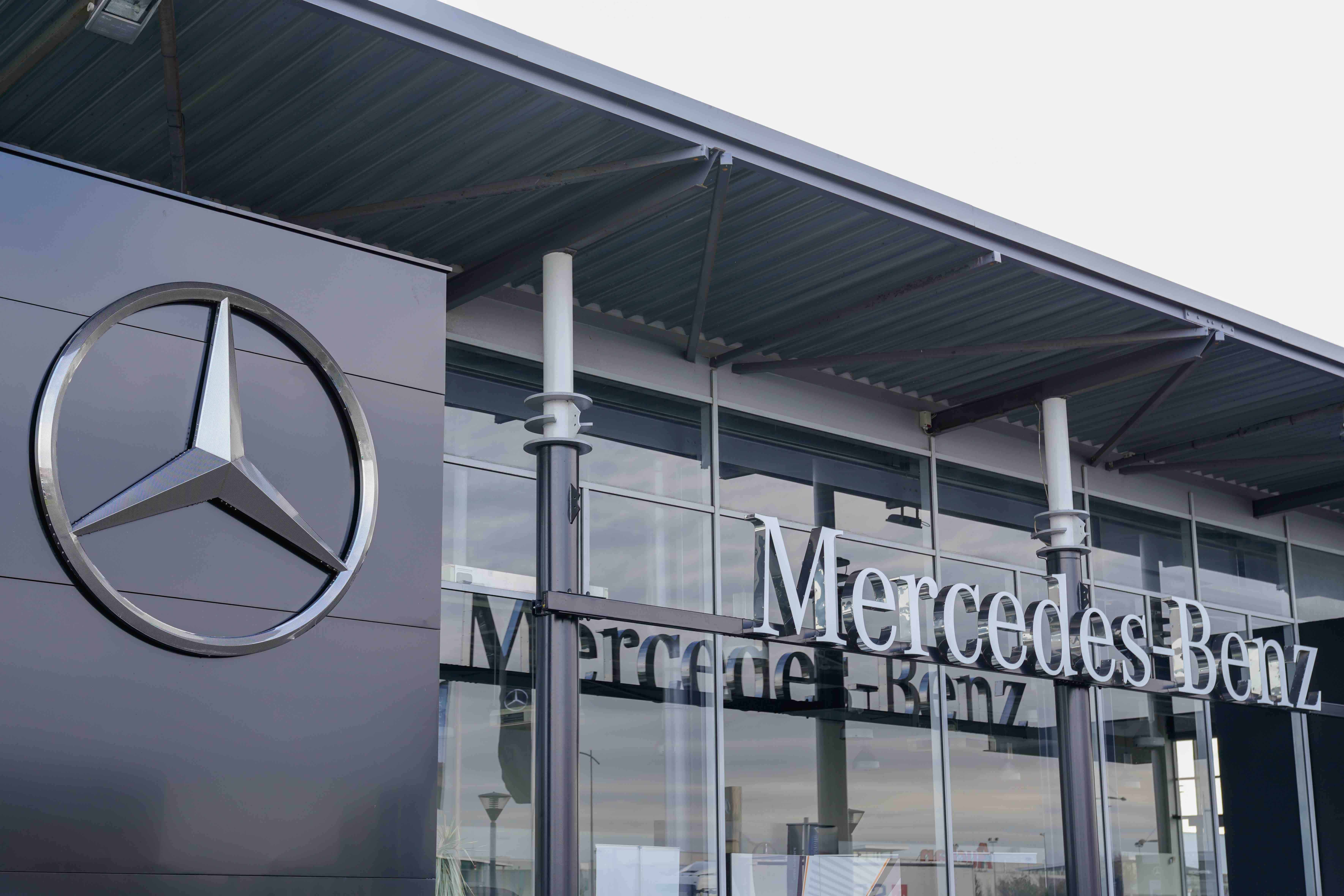 Mercedes-Benz dealership store, Mercedes-Benz logo