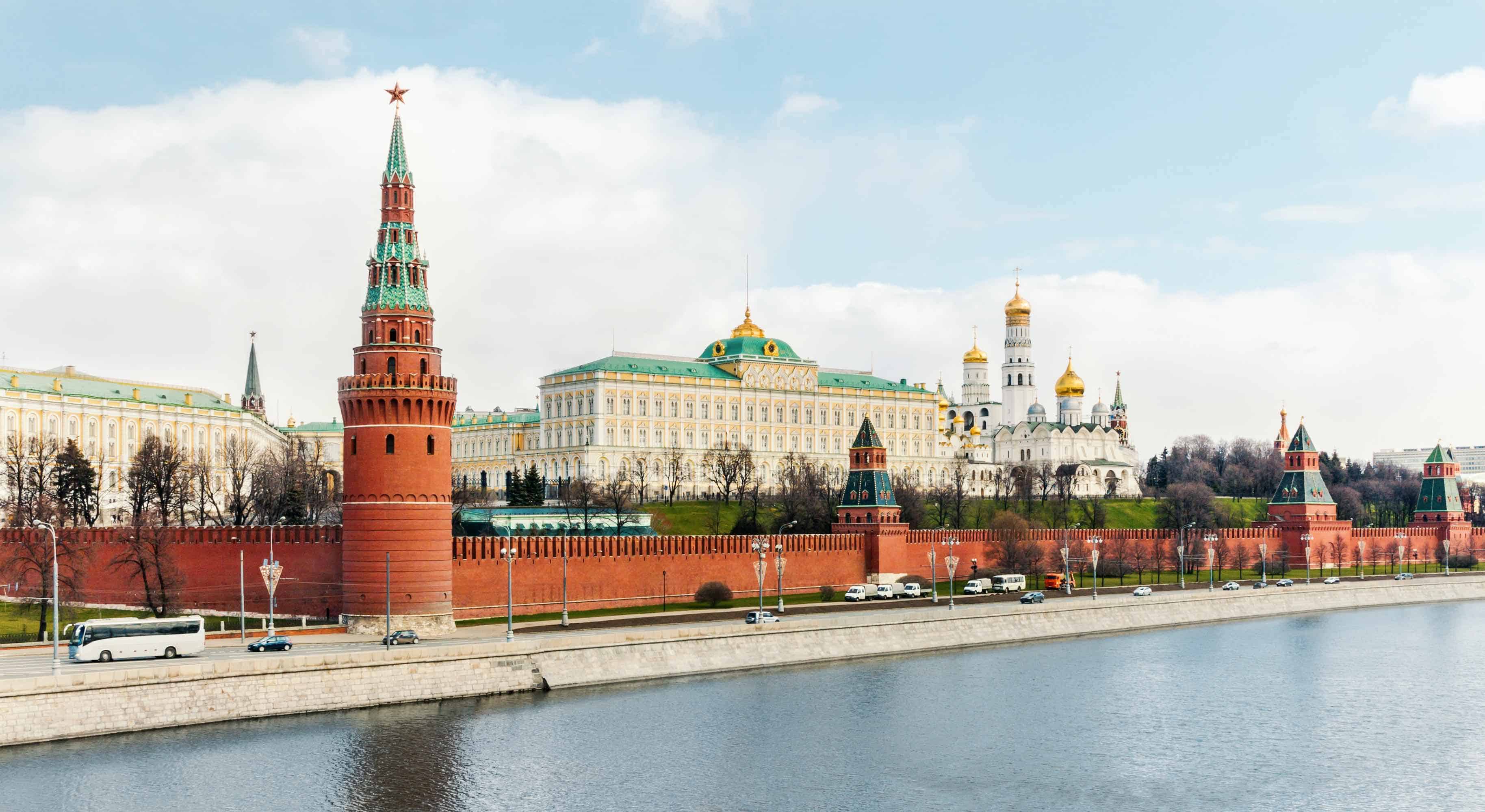 The kremlin is the heart. Кремль. Кремль в зеленый цвет. Сенатский дворец Московского Кремля площадь. Московский Кремль был островом.