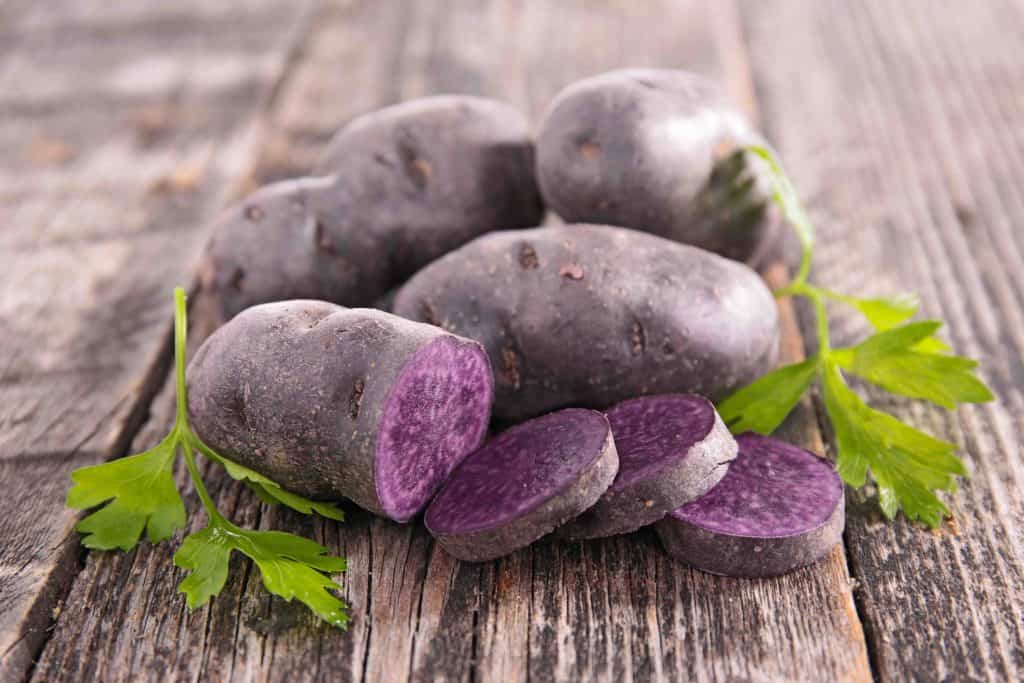 https://facts.net/wp-content/uploads/2021/07/Vitelotte-Potatoes-1024x683.jpg