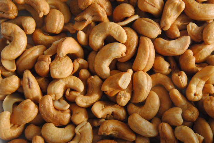 A pile of cashews.