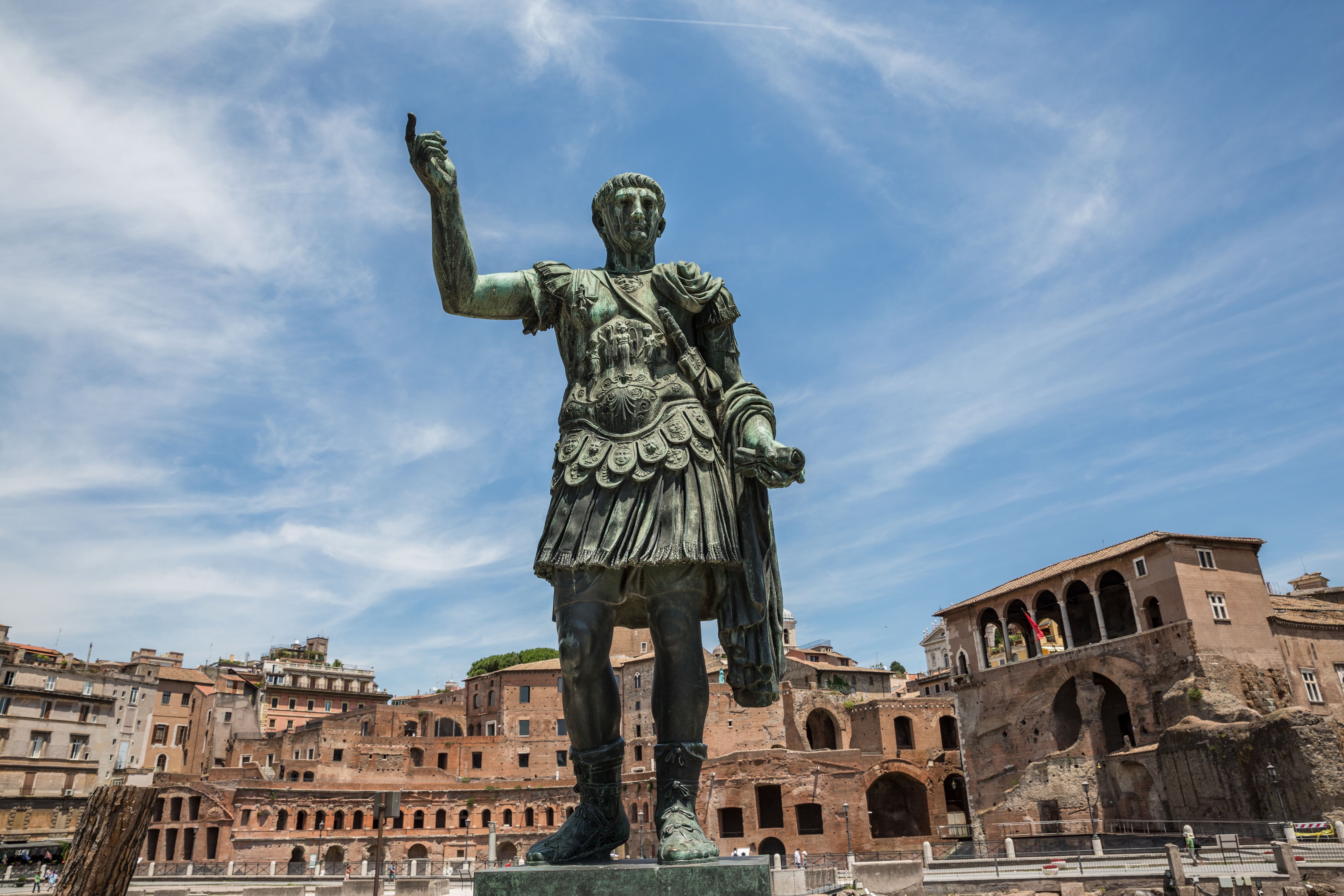 estátua de Júlio César na Via dei Fori Imperiali, Roma