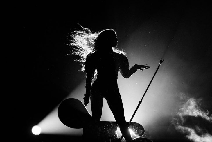 beyonce silhouette on stage