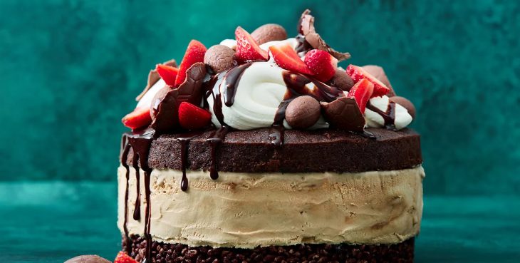 Cake with strawberry and chocolate