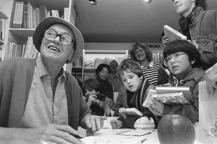 black and white image of roald dahl in glasses during a fansigning event