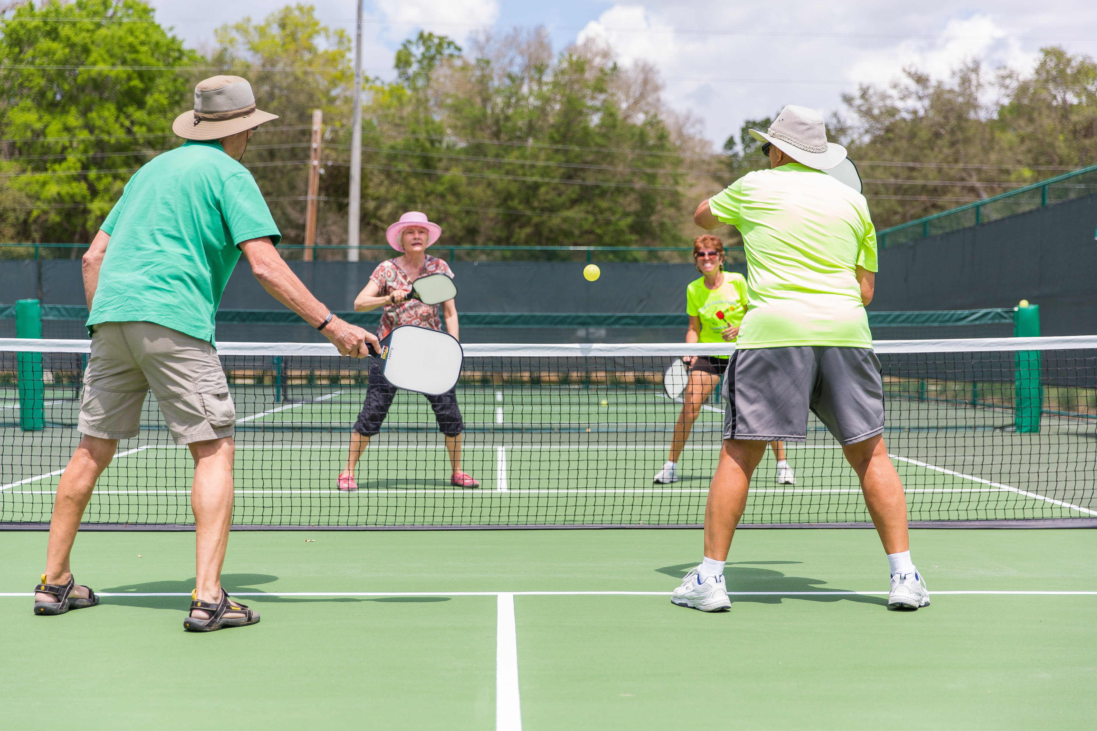 Pickleball. Пиклбол. Пикл теннис. Пиклбол ракетка. Пиклбол на теннисном корте.