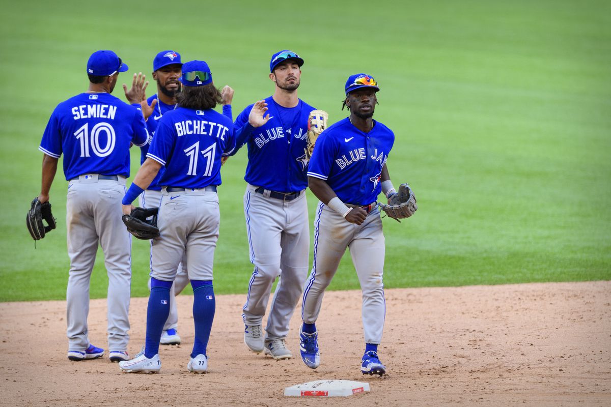 What year did the Toronto Blue Jays become the first non-U.S. team
