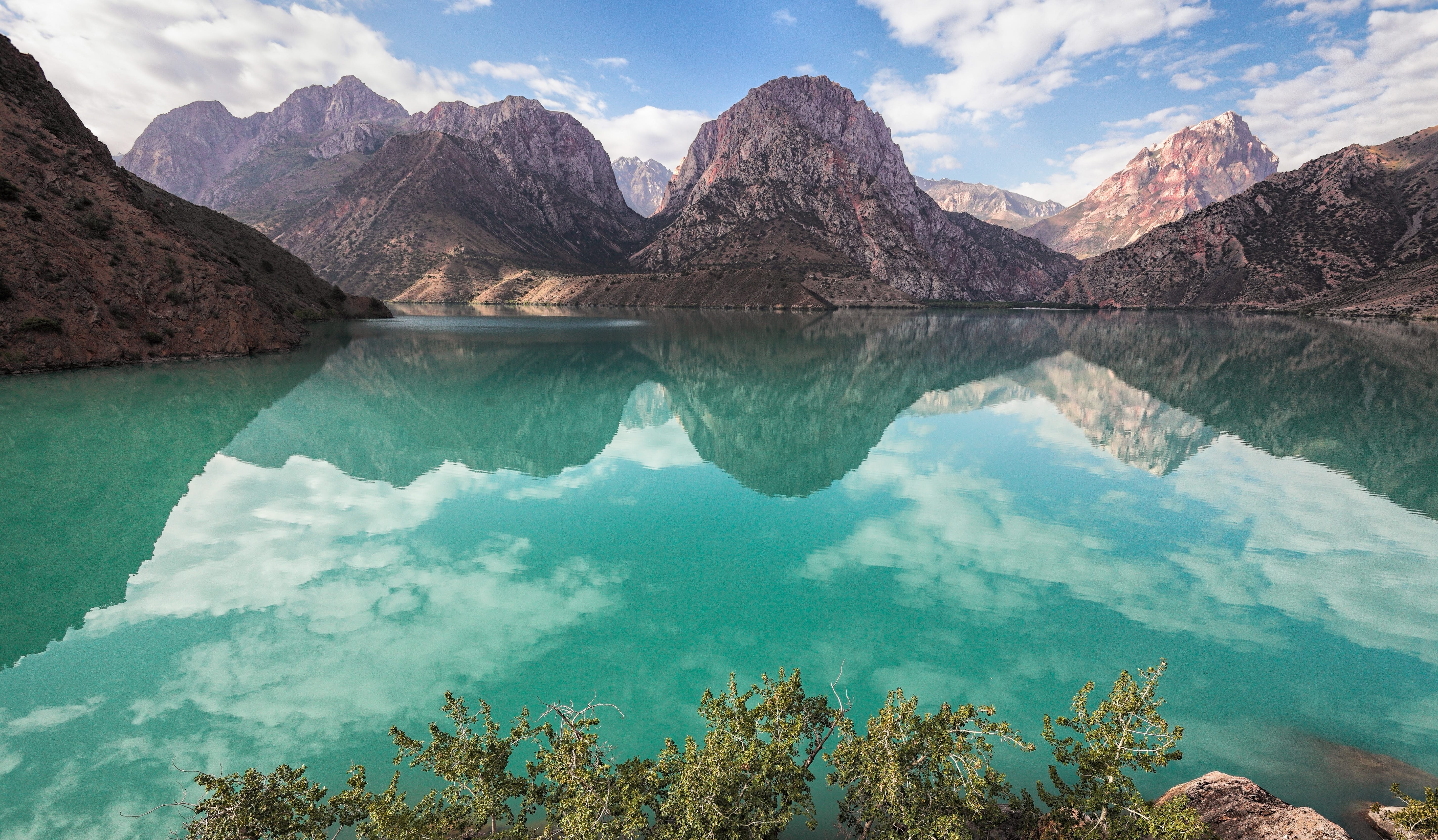 Красивые места таджикистана. Горное озеро Искандеркуль Таджикистан. Озеро Искандеркуль Жемчужина Таджикистана. Фанские горы Искандеркуль. Озер Искандаркул в Таджикистан.