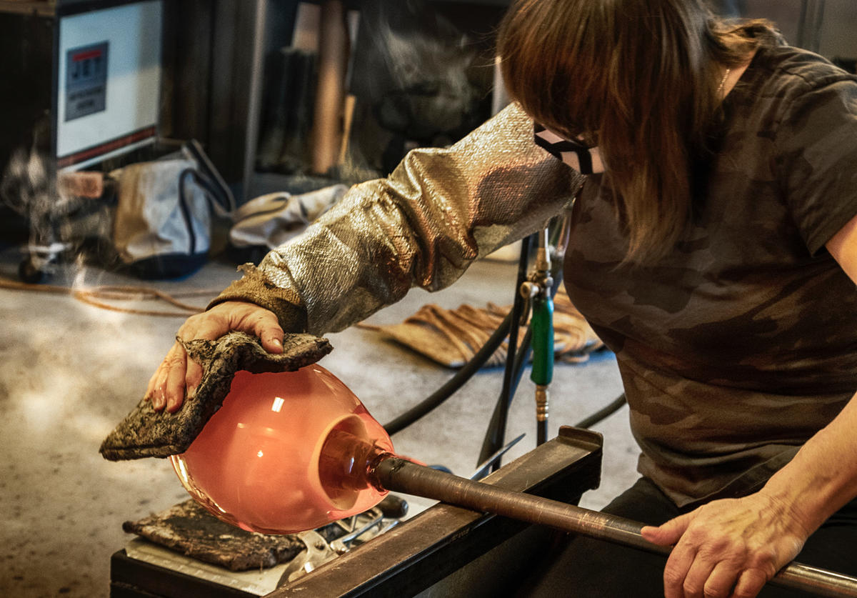 10-extraordinary-facts-about-glass-artist