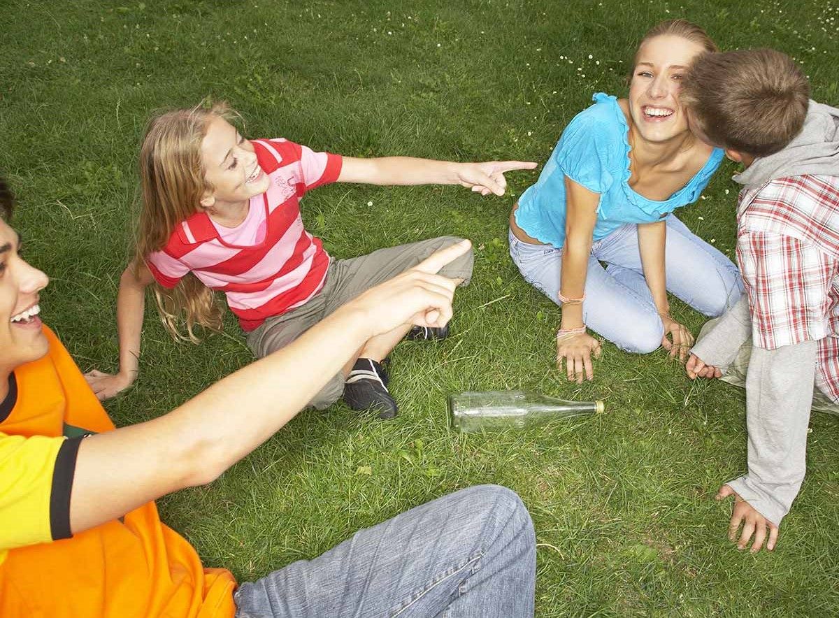Какие игры можно поиграть втроем на улице. - Игра "в бутылочку". Игры с бутылочками для детей. Подростки играют в бутылочку.