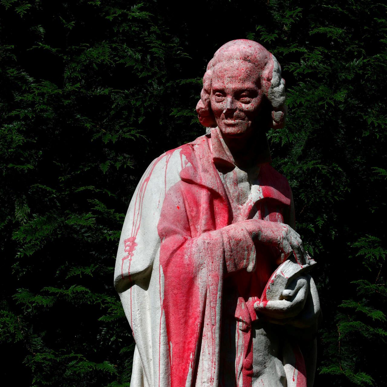 10-mind-blowing-facts-about-the-voltaire-statue