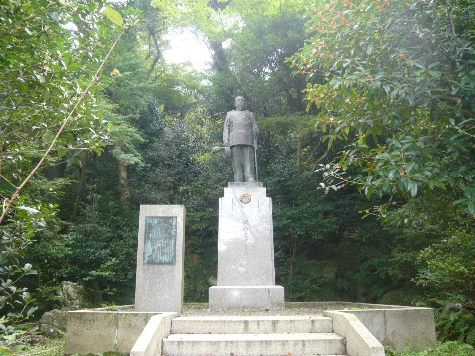11-captivating-facts-about-the-emperor-of-the-meiji-shogunate-statue