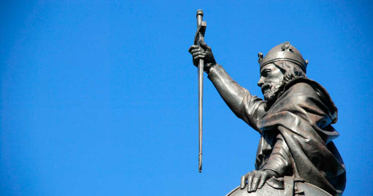 11-captivating-facts-about-the-king-of-england-statue