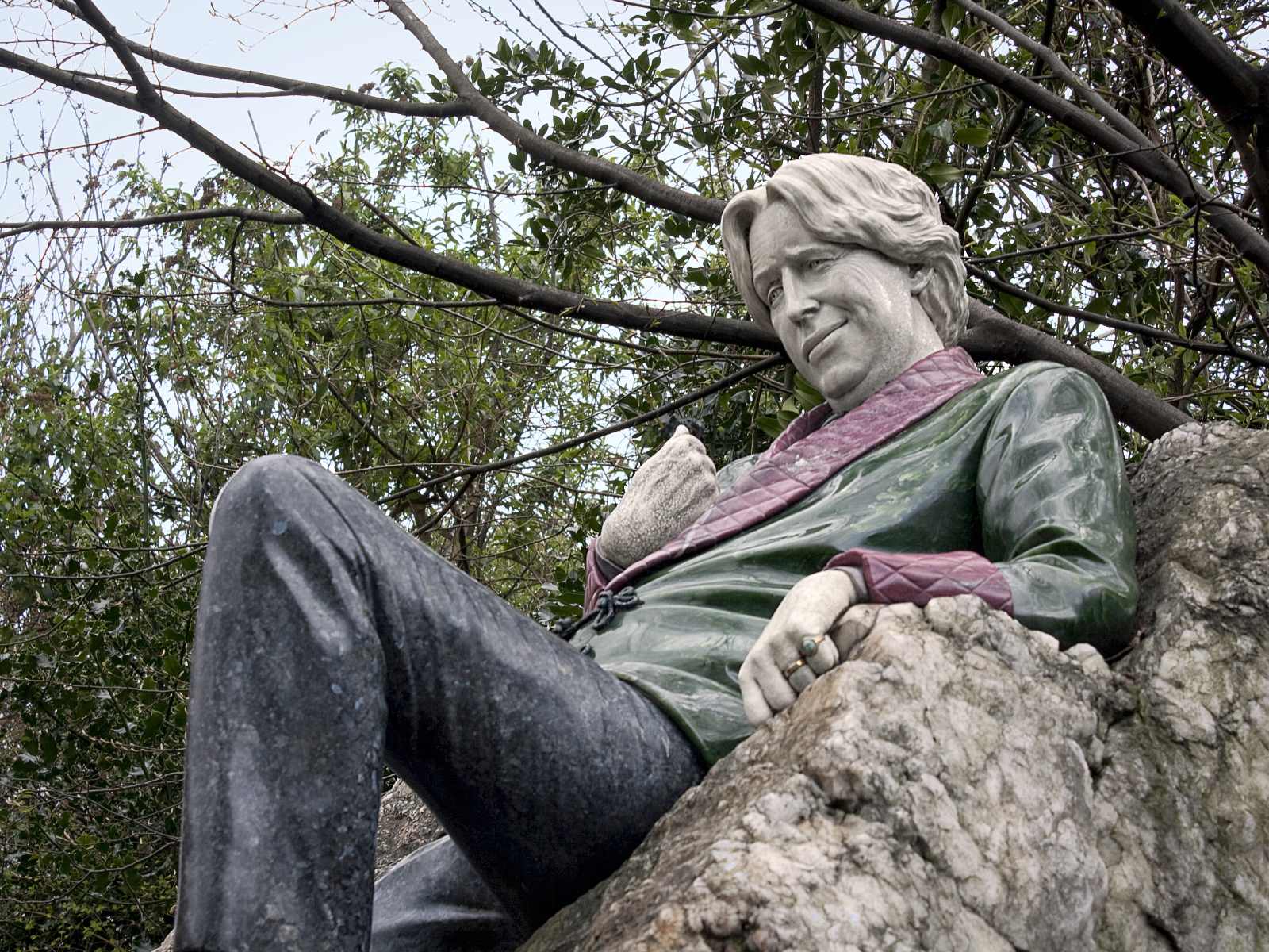 11-captivating-facts-about-the-oscar-wilde-statue