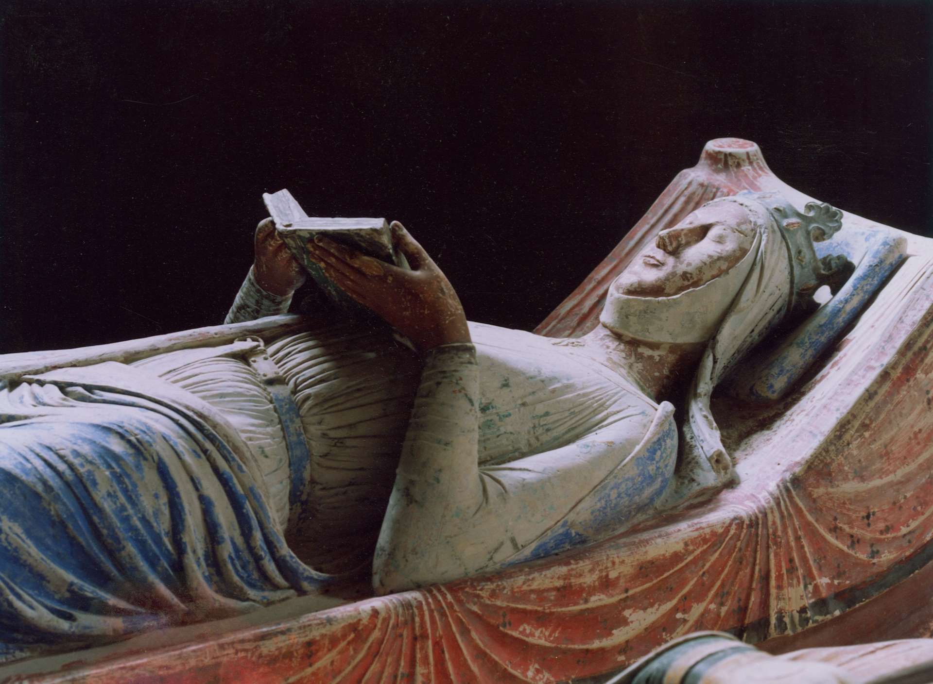 11-fascinating-facts-about-the-eleanor-of-aquitaine-statue