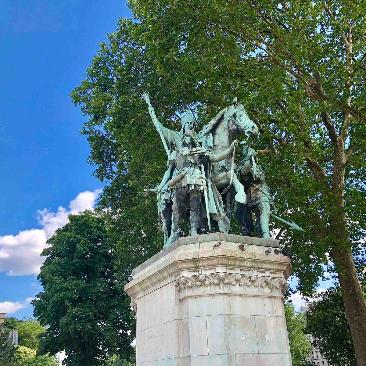 12-surprising-facts-about-the-charlemagne-statue