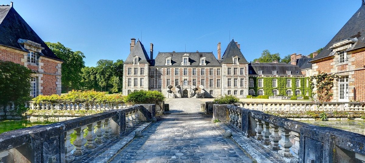 what were some of the Marquise de Ganay's most significant contributions to the restoration of the Château de Courances