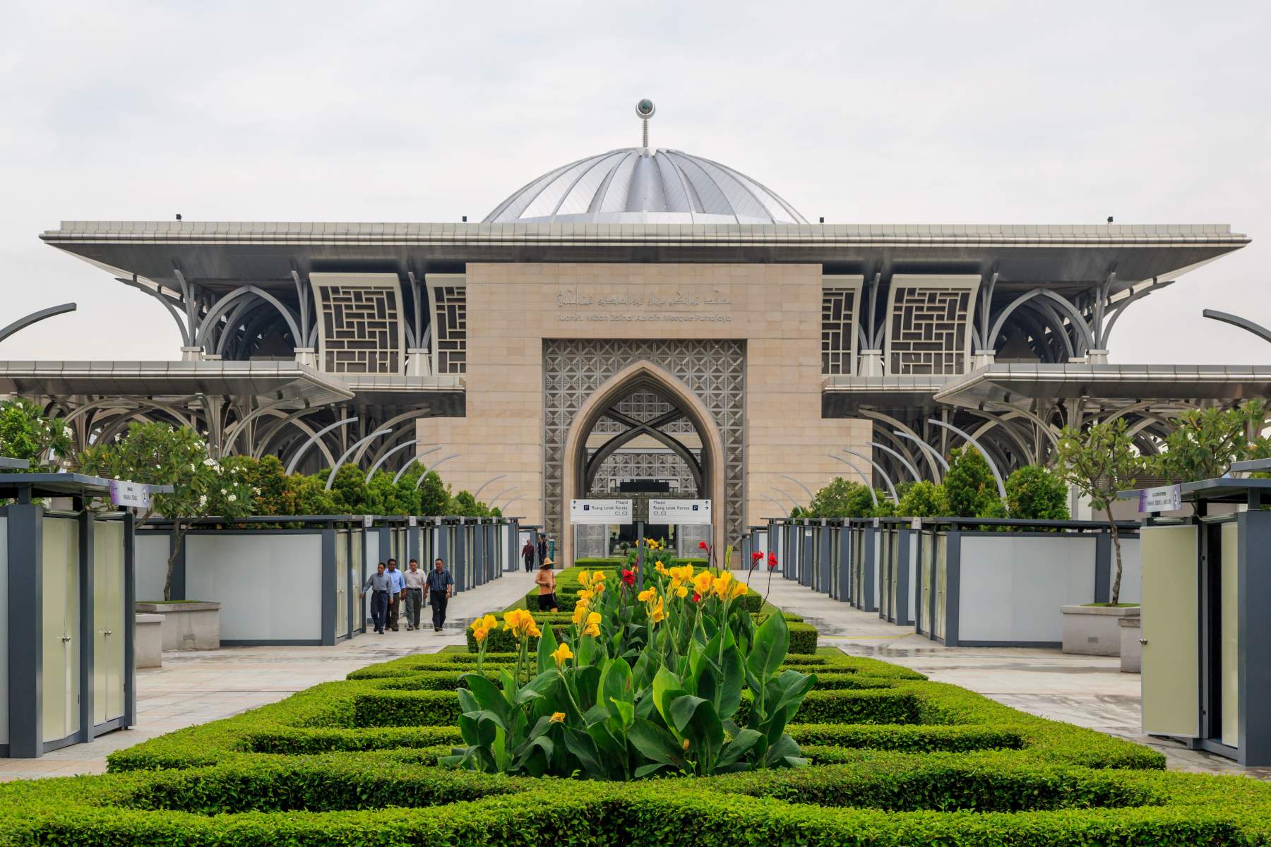 13-astonishing-facts-about-tuanku-mizan-zainal-abidin-mosque