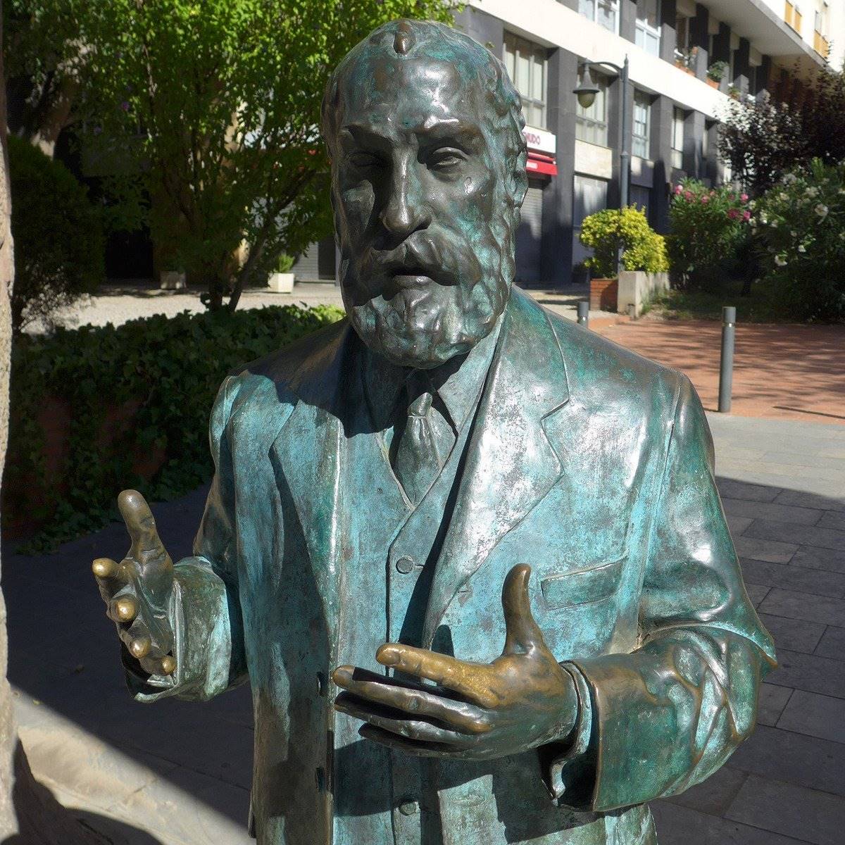 14-extraordinary-facts-about-the-antoni-gaudi-statue