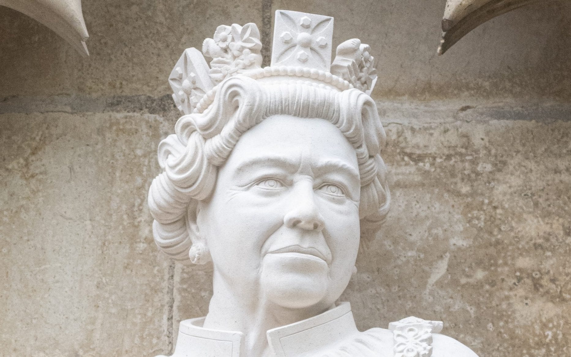 14 Intriguing Facts About The Queen Of England Statue