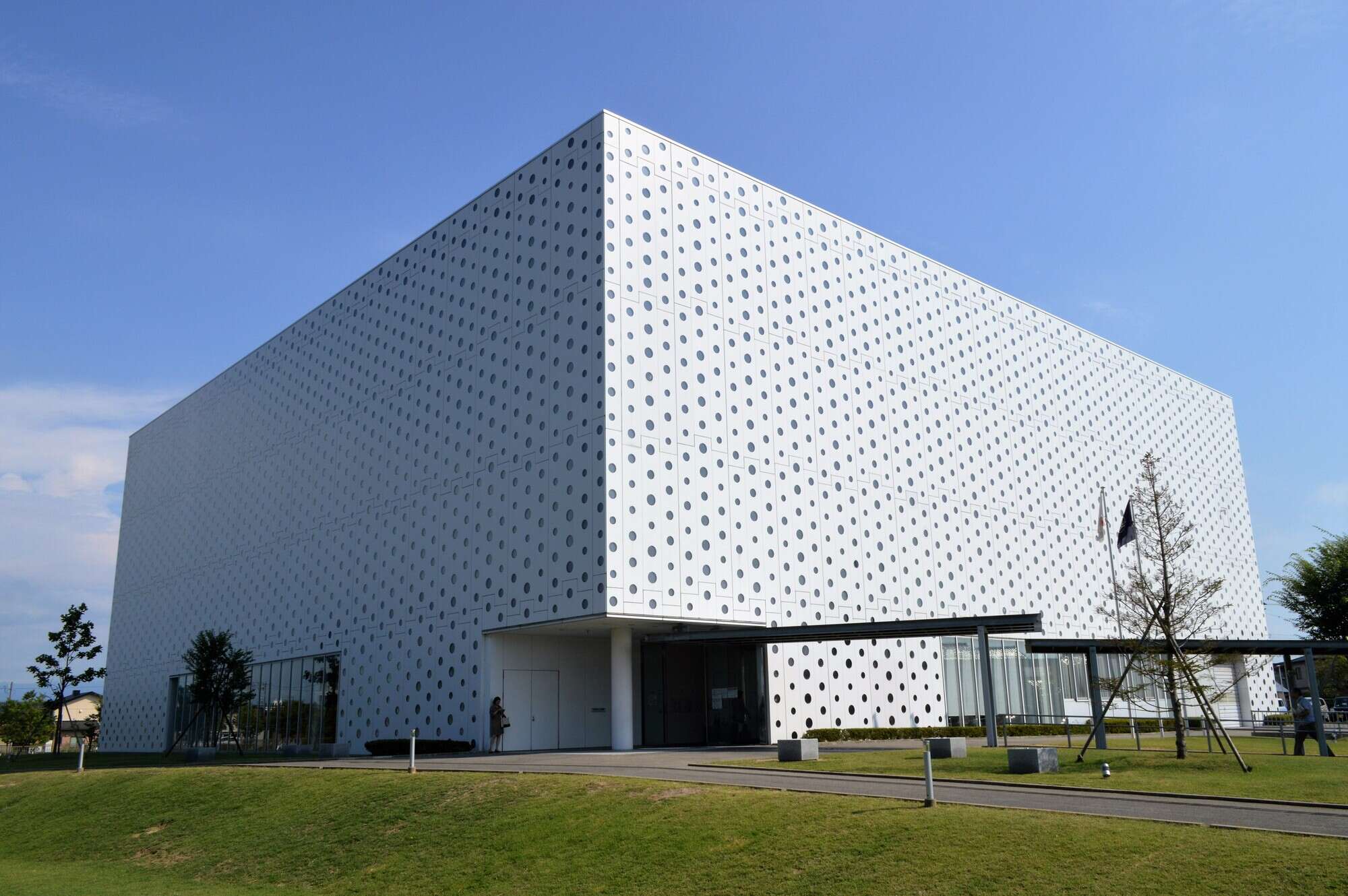 14-mind-blowing-facts-about-the-kanazawa-umimirai-library