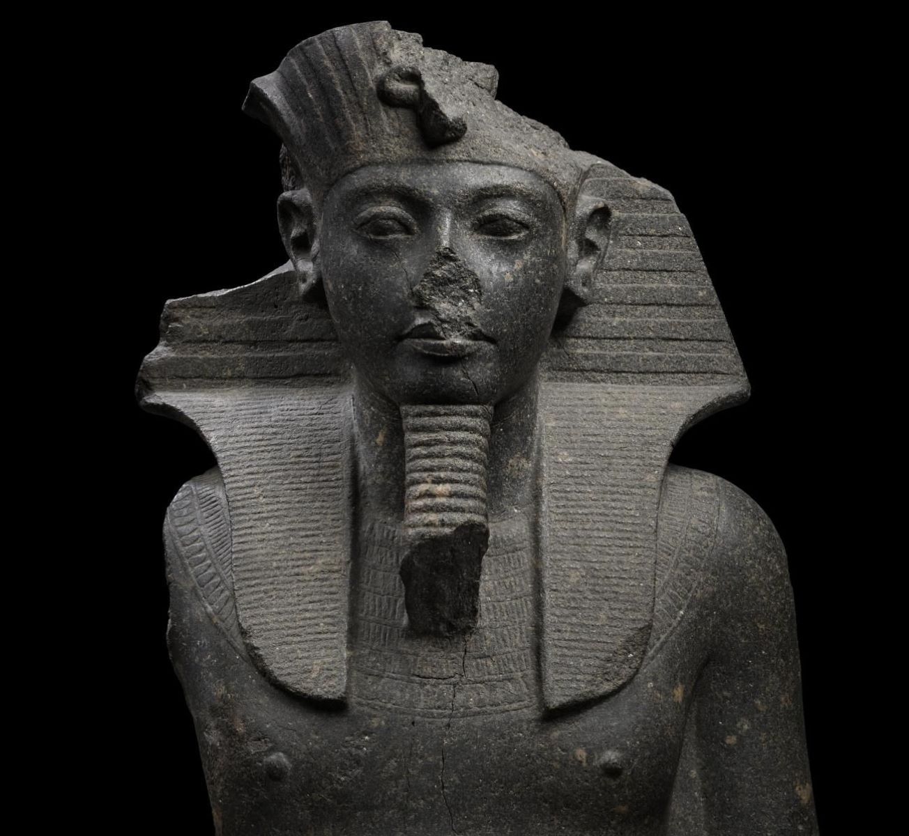 14-surprising-facts-about-the-king-tutankhamun-statue