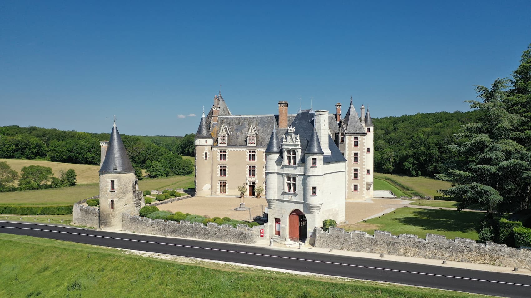 14-unbelievable-facts-about-chateau-de-montpoupon