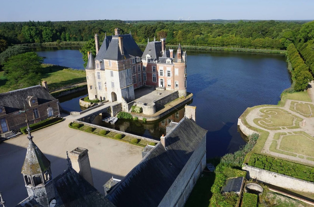 15-extraordinary-facts-about-chateau-de-la-bussiere