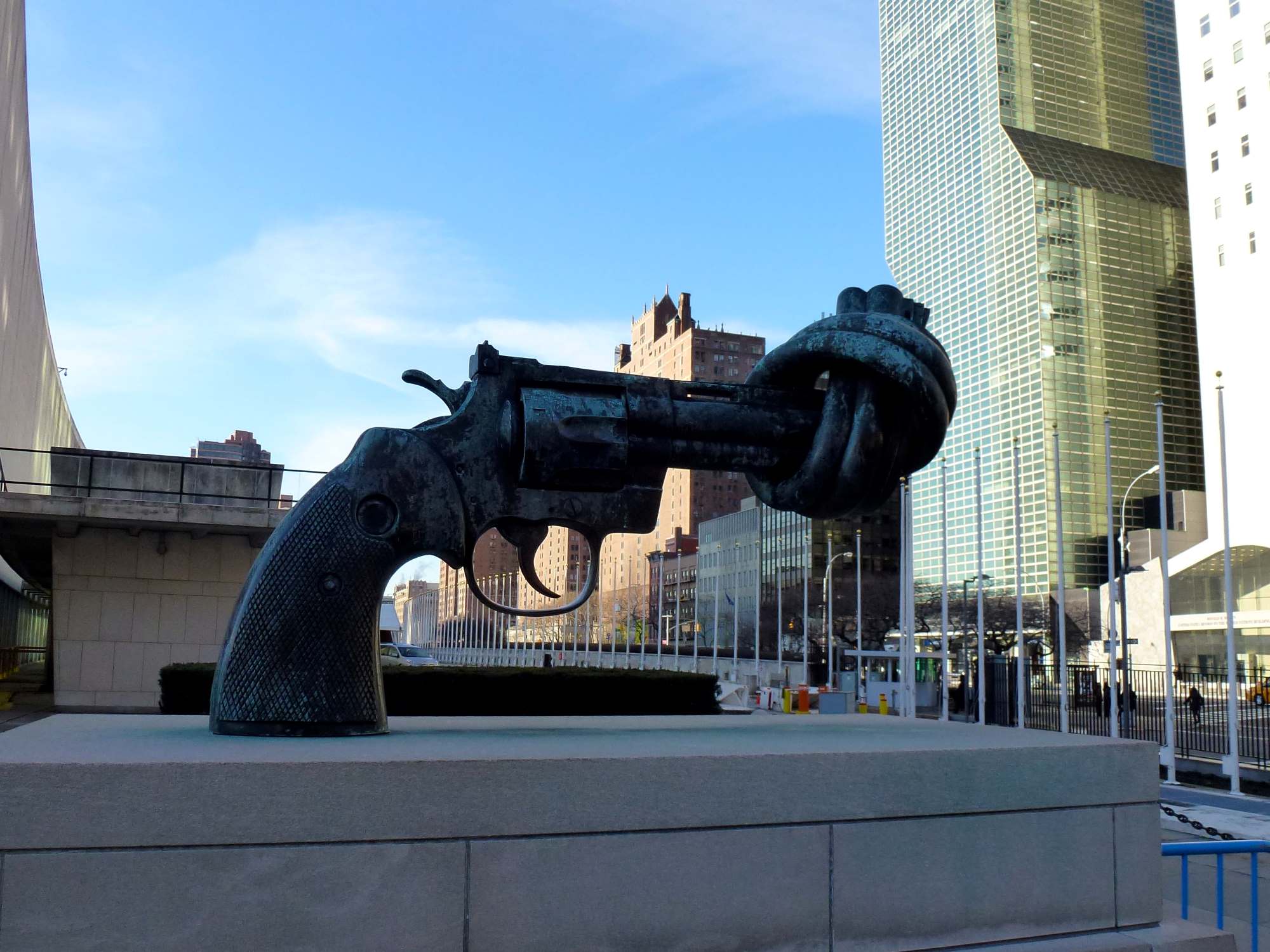 15-mind-blowing-facts-about-the-gun-sculpture