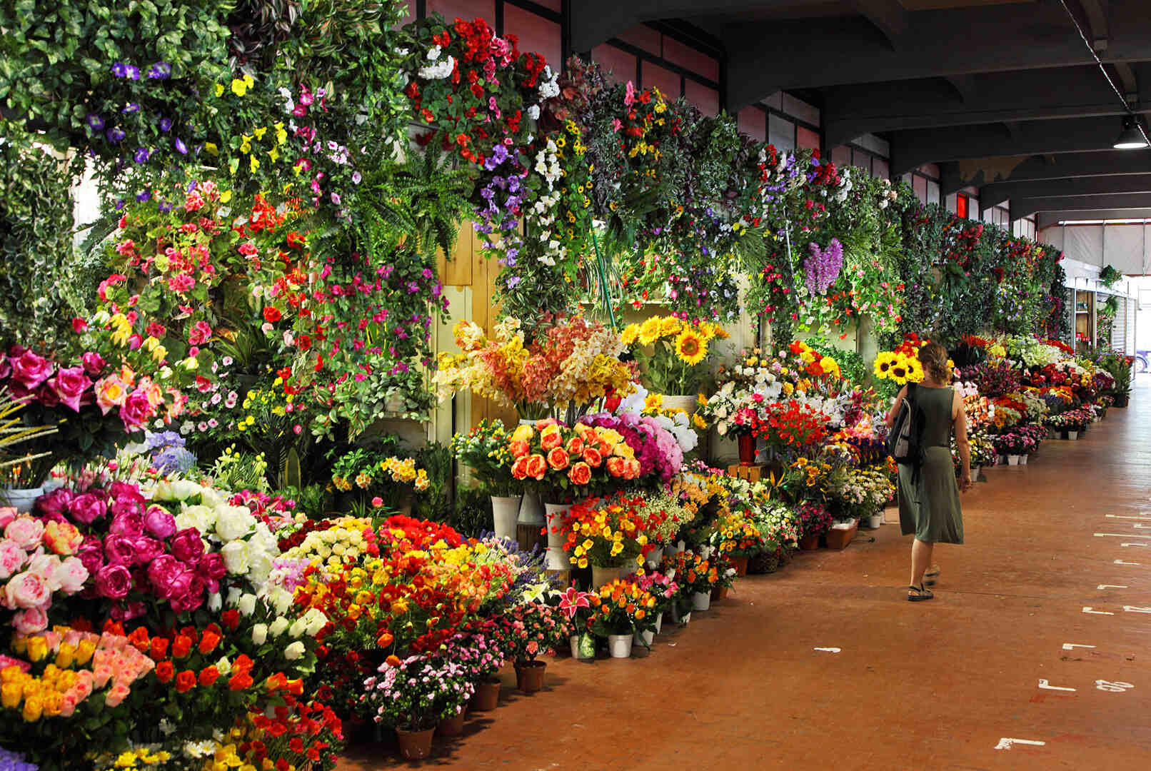 Магазин цветов и саженцев. Ницца цветочный рынок. Цветочный рынок пак Клонг Талат. Цветочный рынок в Амстердаме. Цветы на рынке.