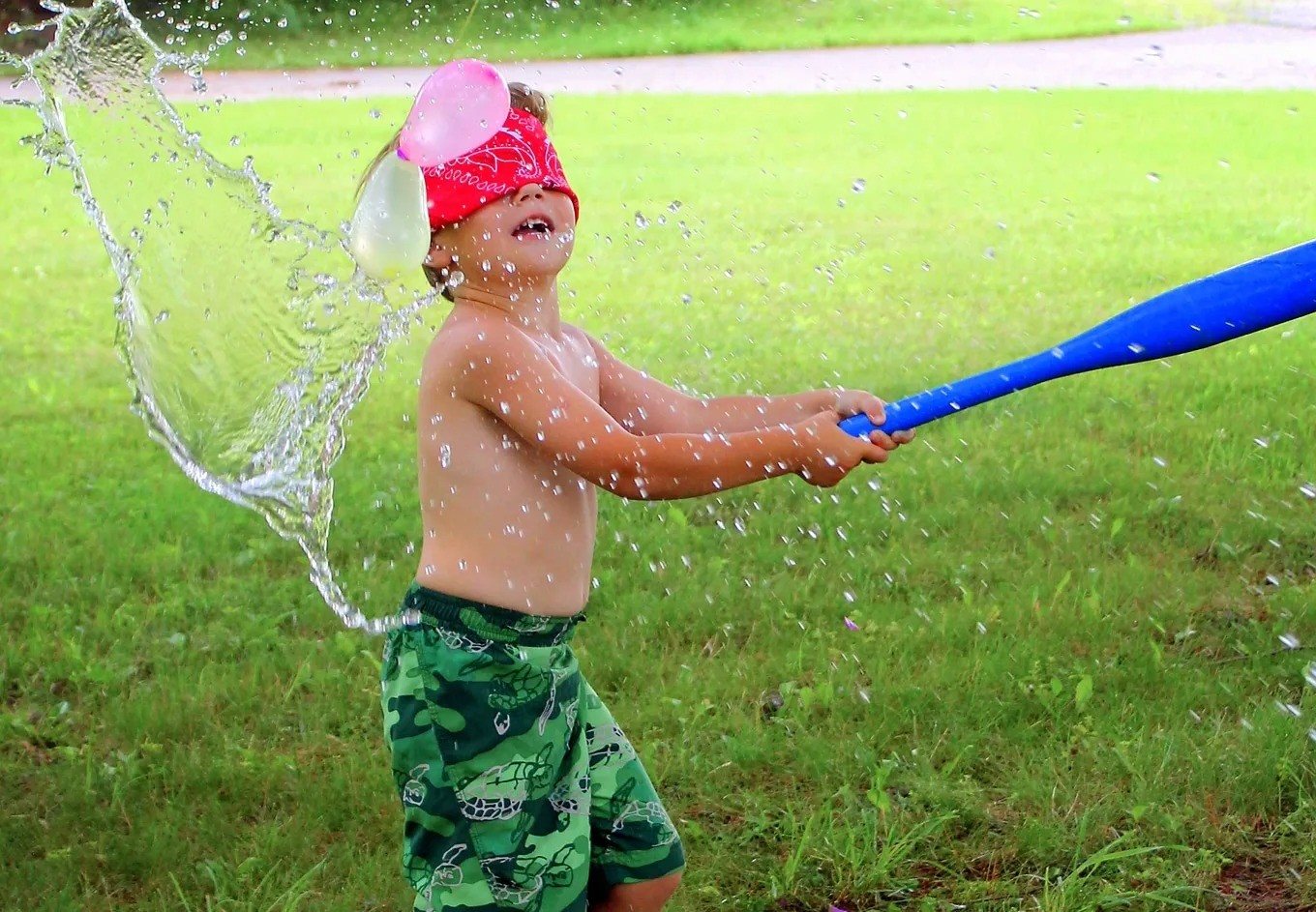 Water fights. Конкурсы с водяными шариками. Летние игры для детей на свежем воздухе. Игры с водой. Водные игры на улице.