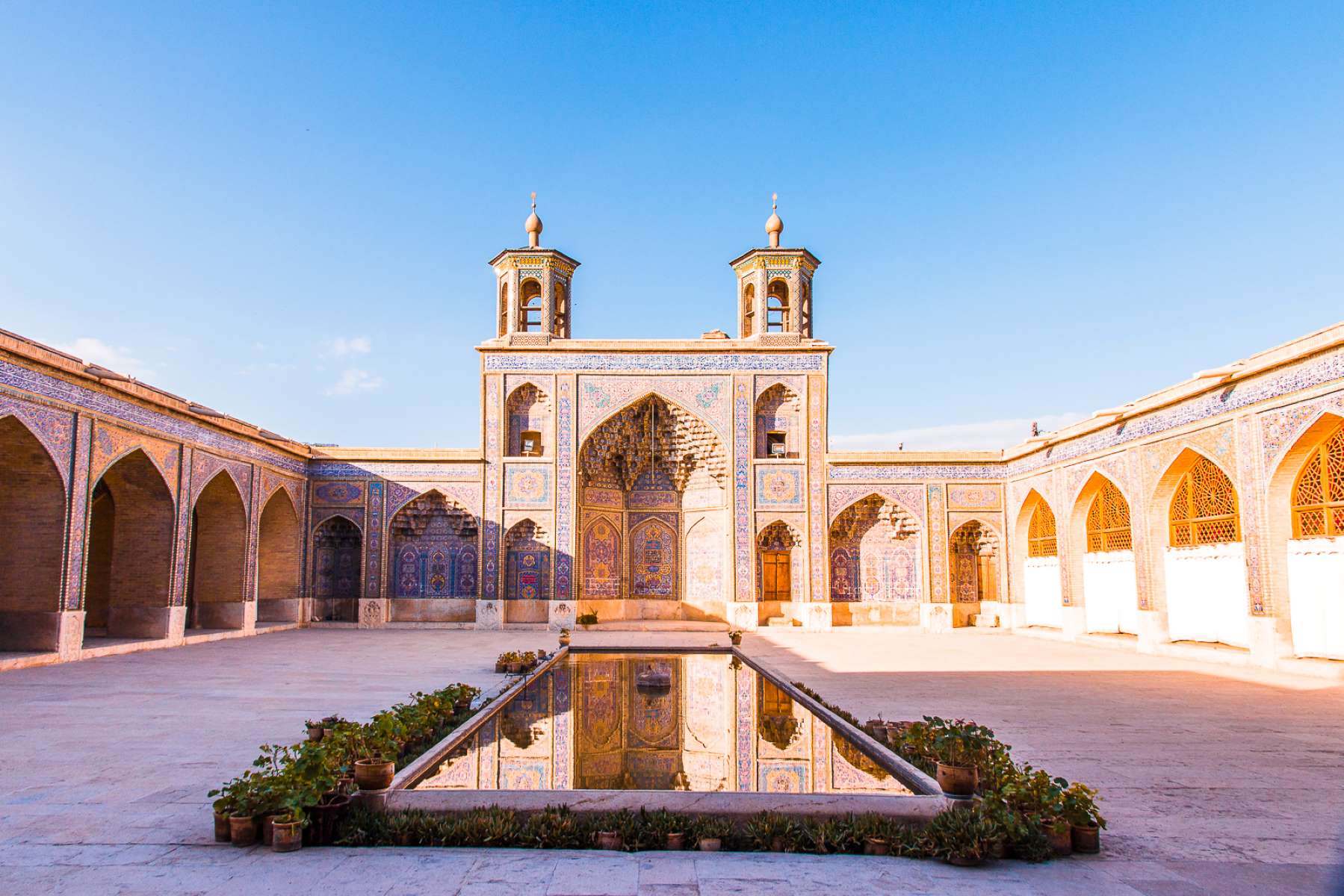 20-extraordinary-facts-about-nasir-al-mulk-mosque