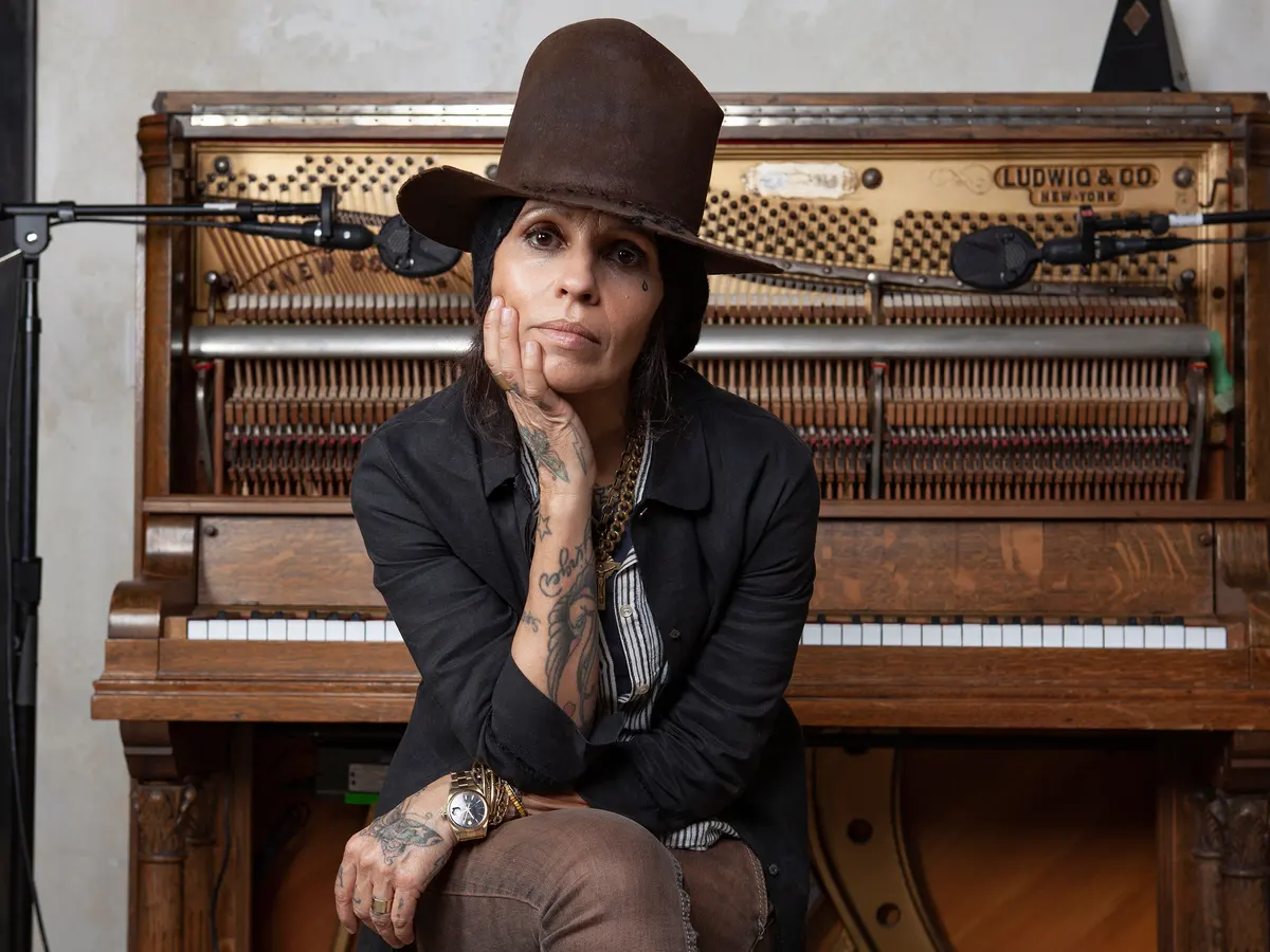 10-astonishing-facts-about-linda-perry