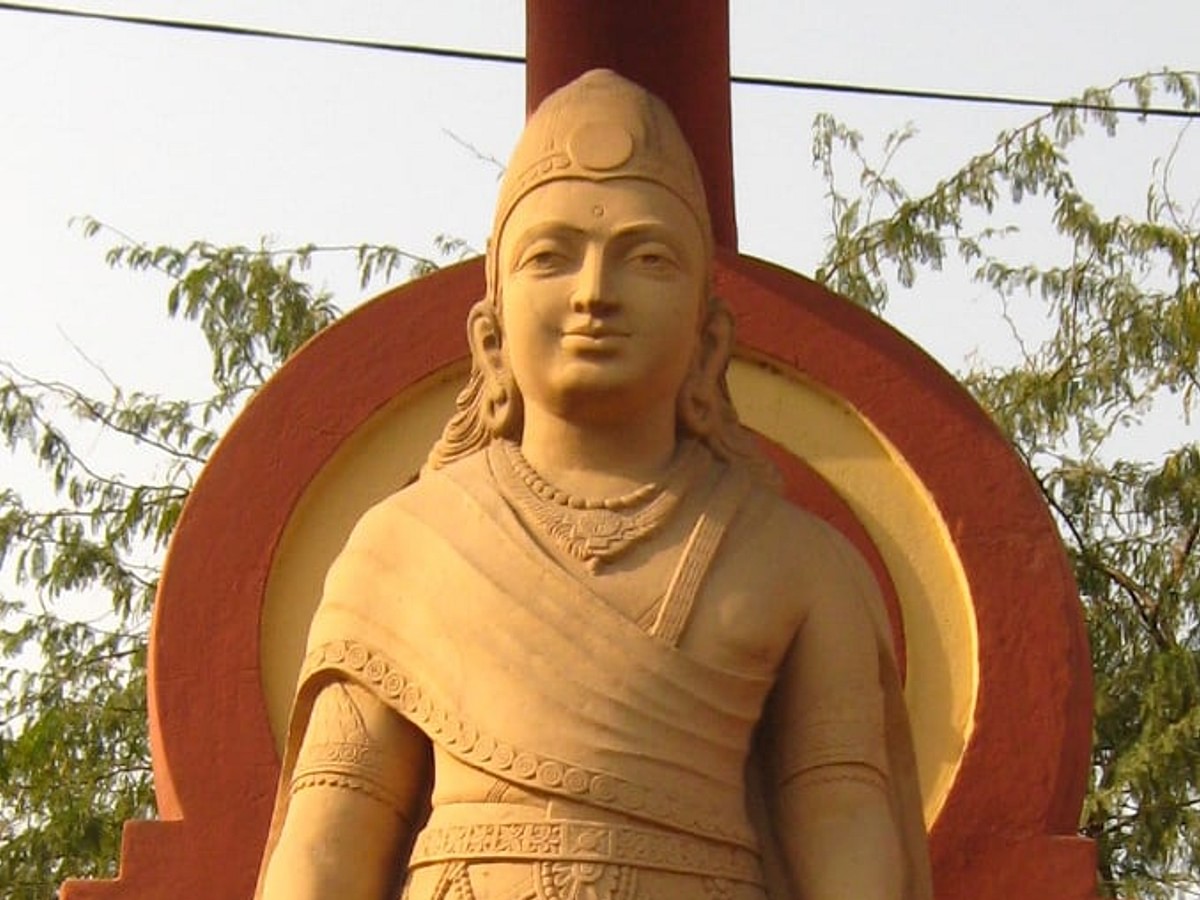 10-enigmatic-facts-about-the-emperor-of-the-maurya-empire-statue