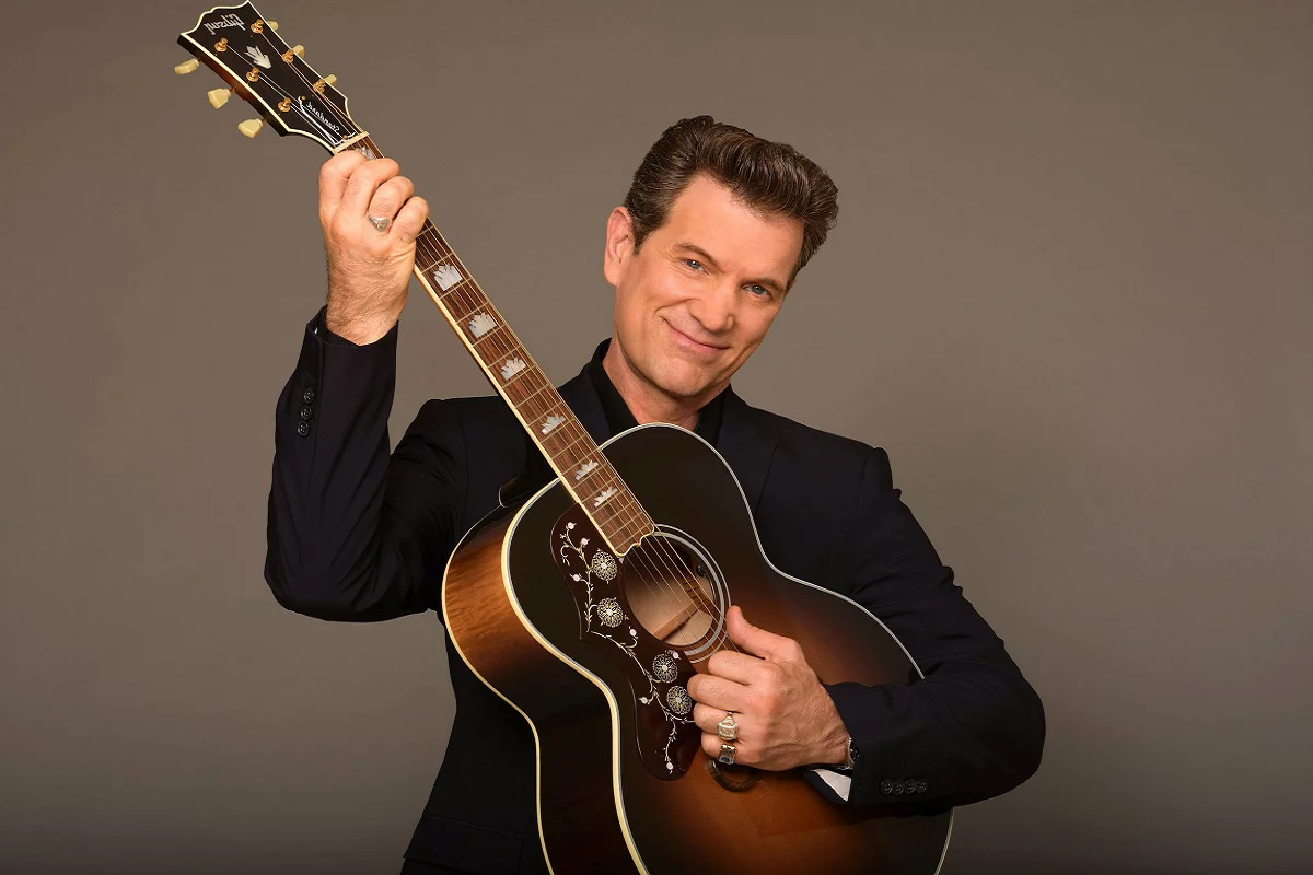 10-extraordinary-facts-about-chris-isaak