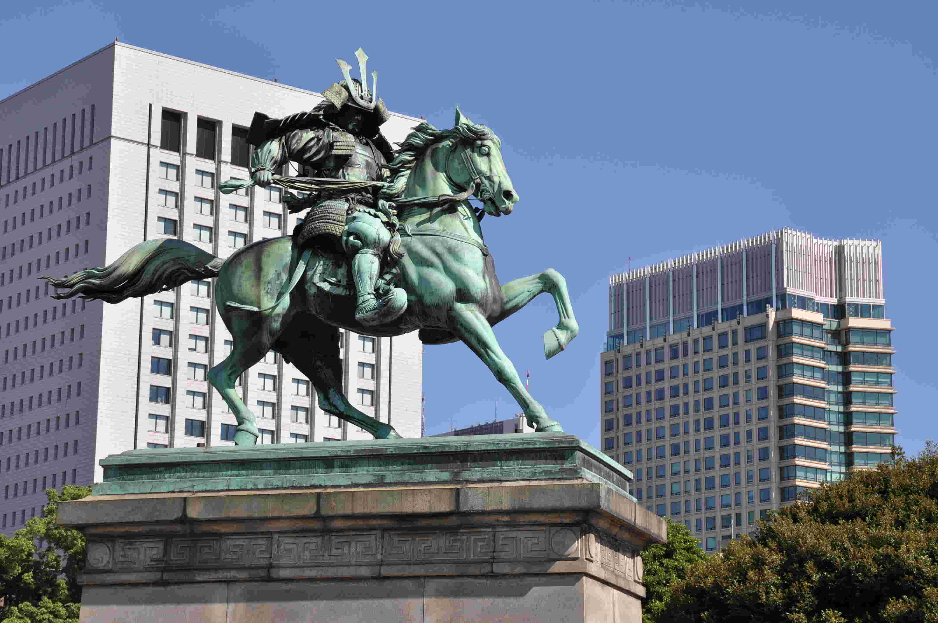 12-astounding-facts-about-the-emperor-of-the-muromachi-revolution-statue