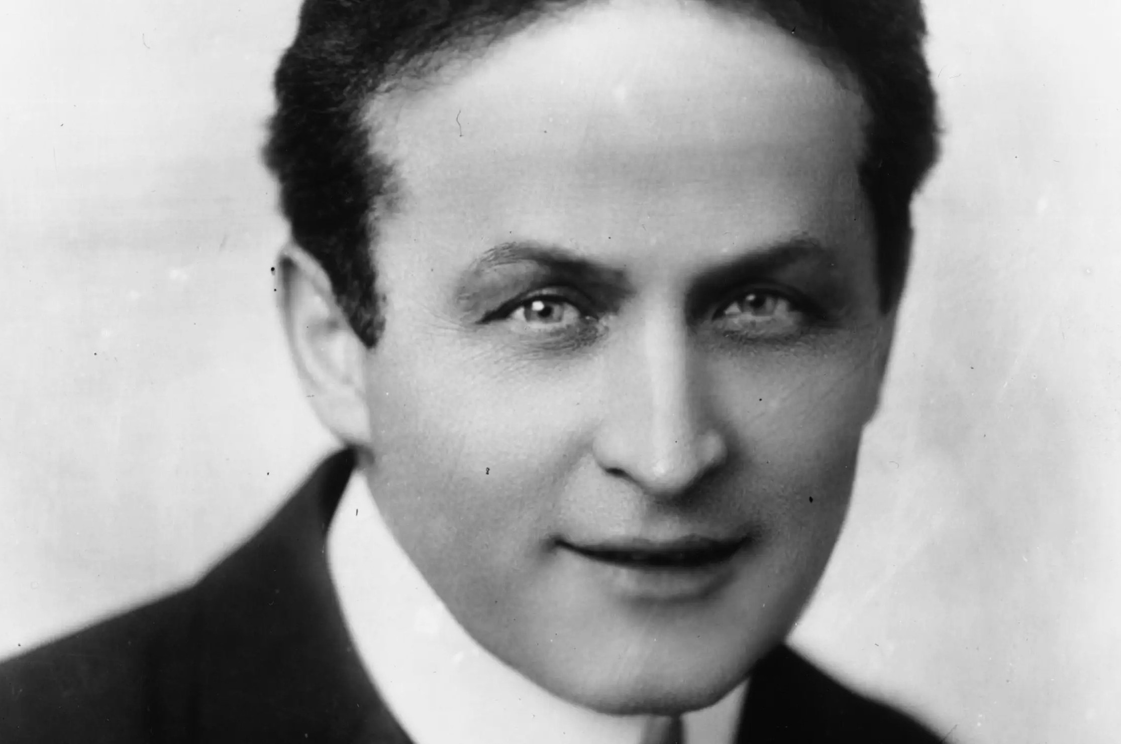 13-enigmatic-facts-about-harry-houdini