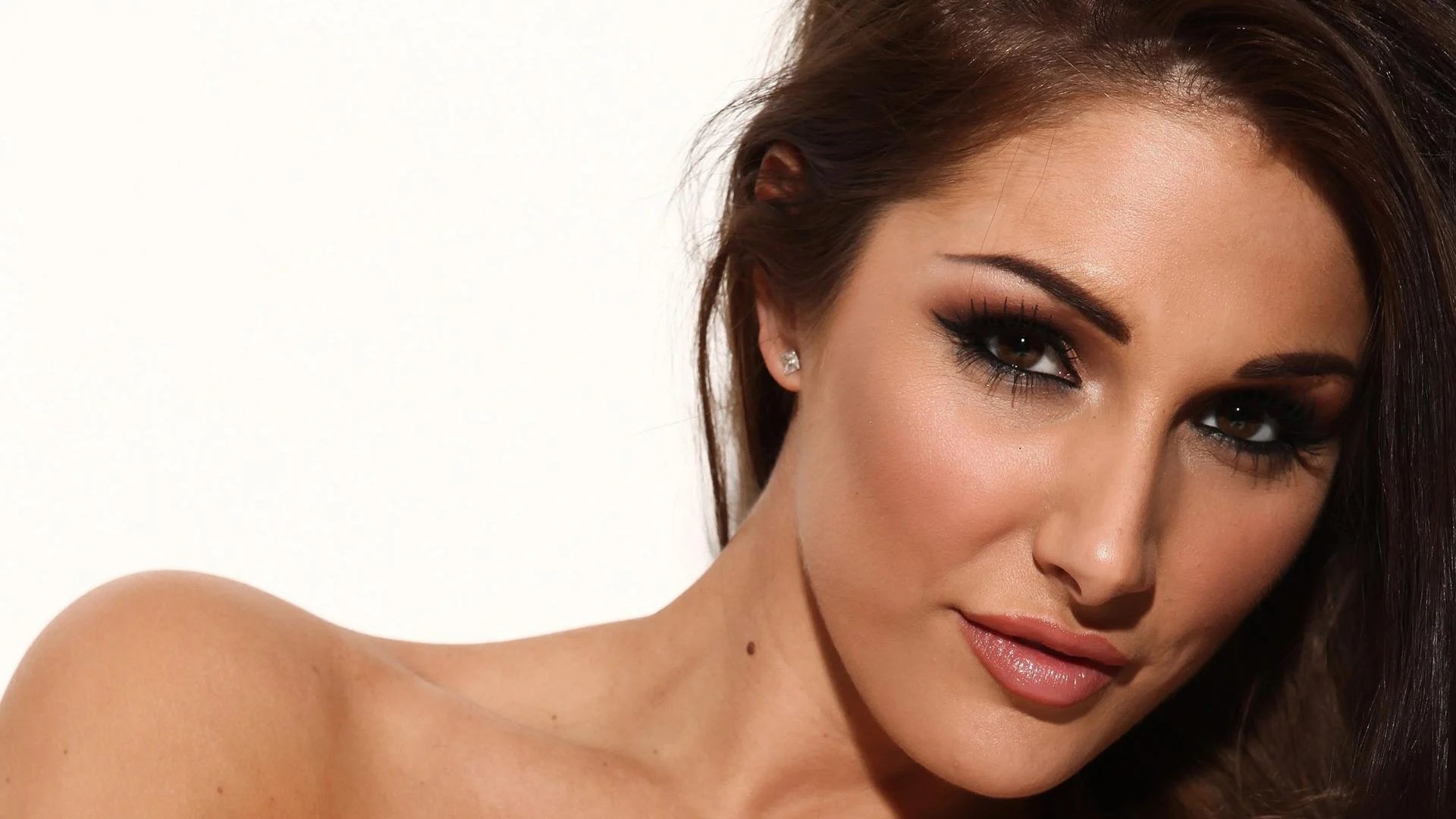 13 Extraordinary Facts About Lucy Pinder - Facts.net