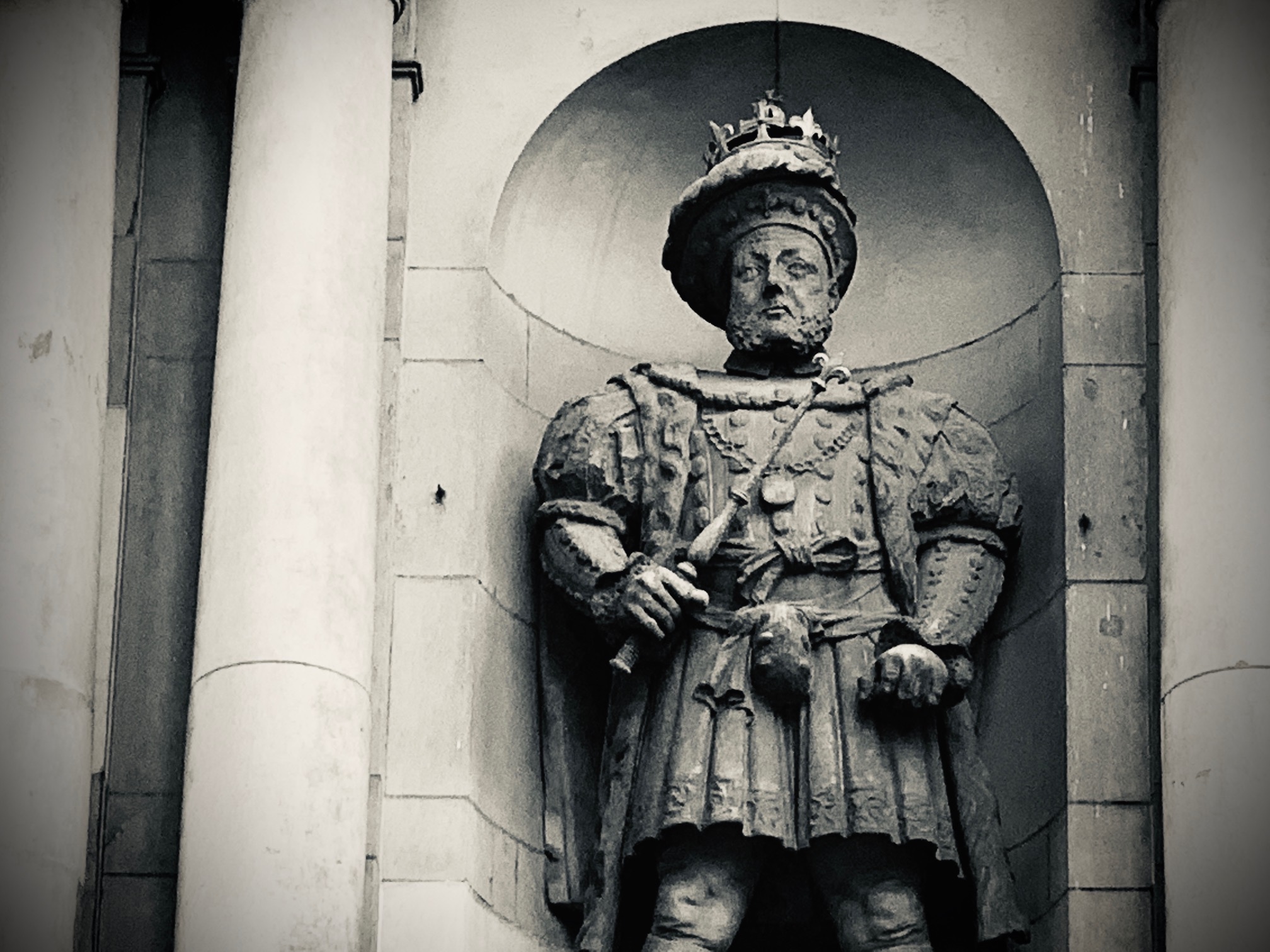 14-astounding-facts-about-the-king-henry-viii-statue
