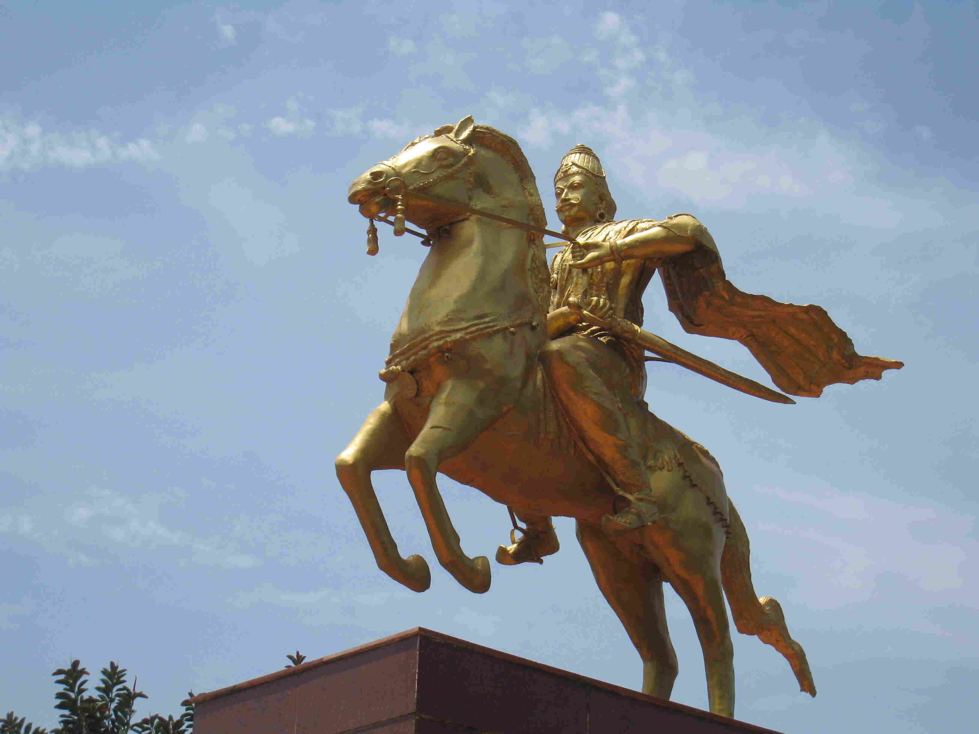 15-extraordinary-facts-about-the-maharaja-of-the-chola-empire-statue