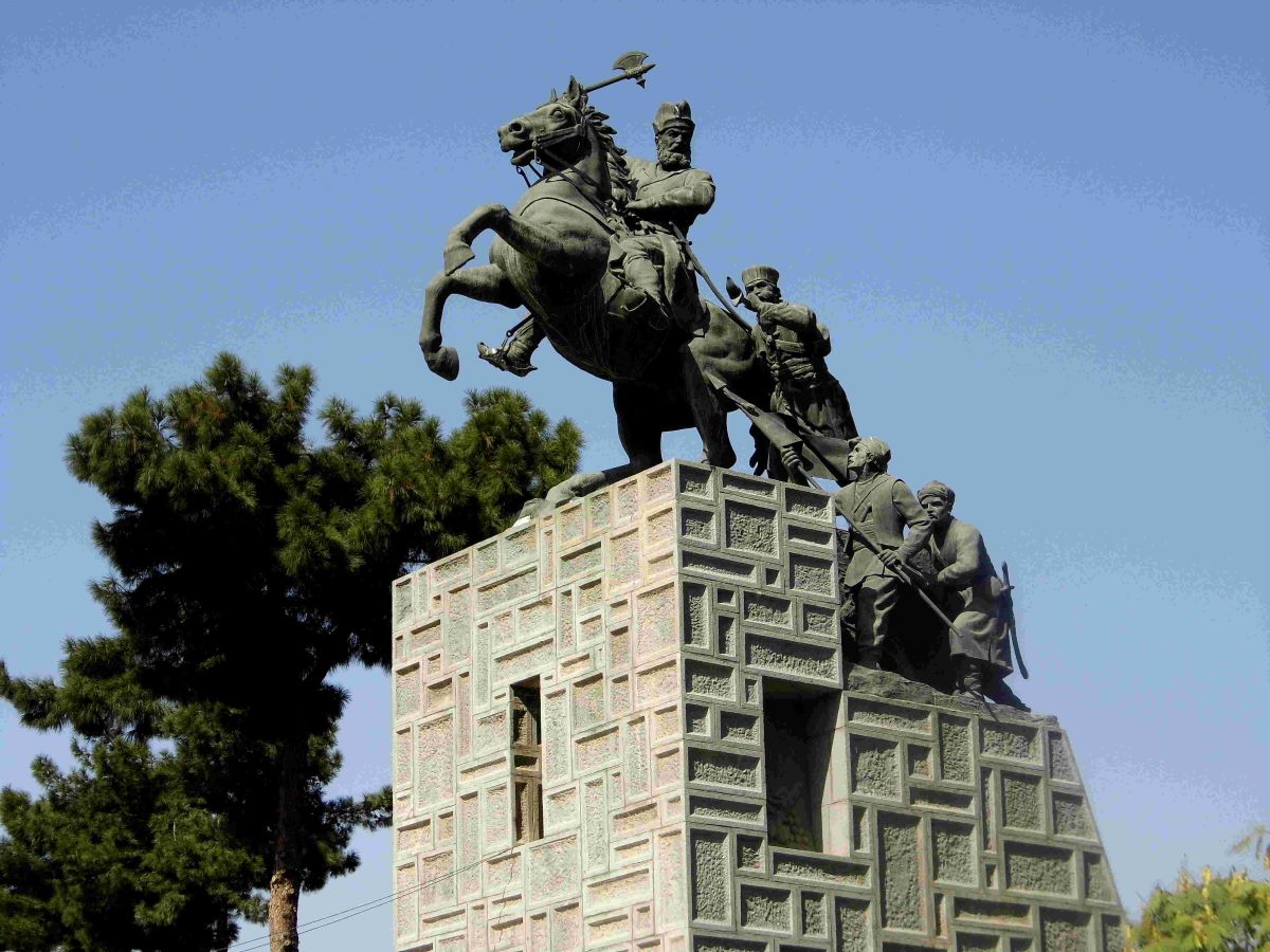 15-mind-blowing-facts-about-the-shah-of-persia-statue