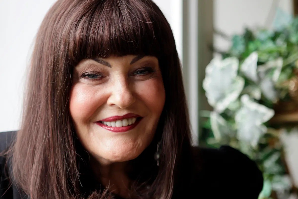 19-extraordinary-facts-about-hilary-devey