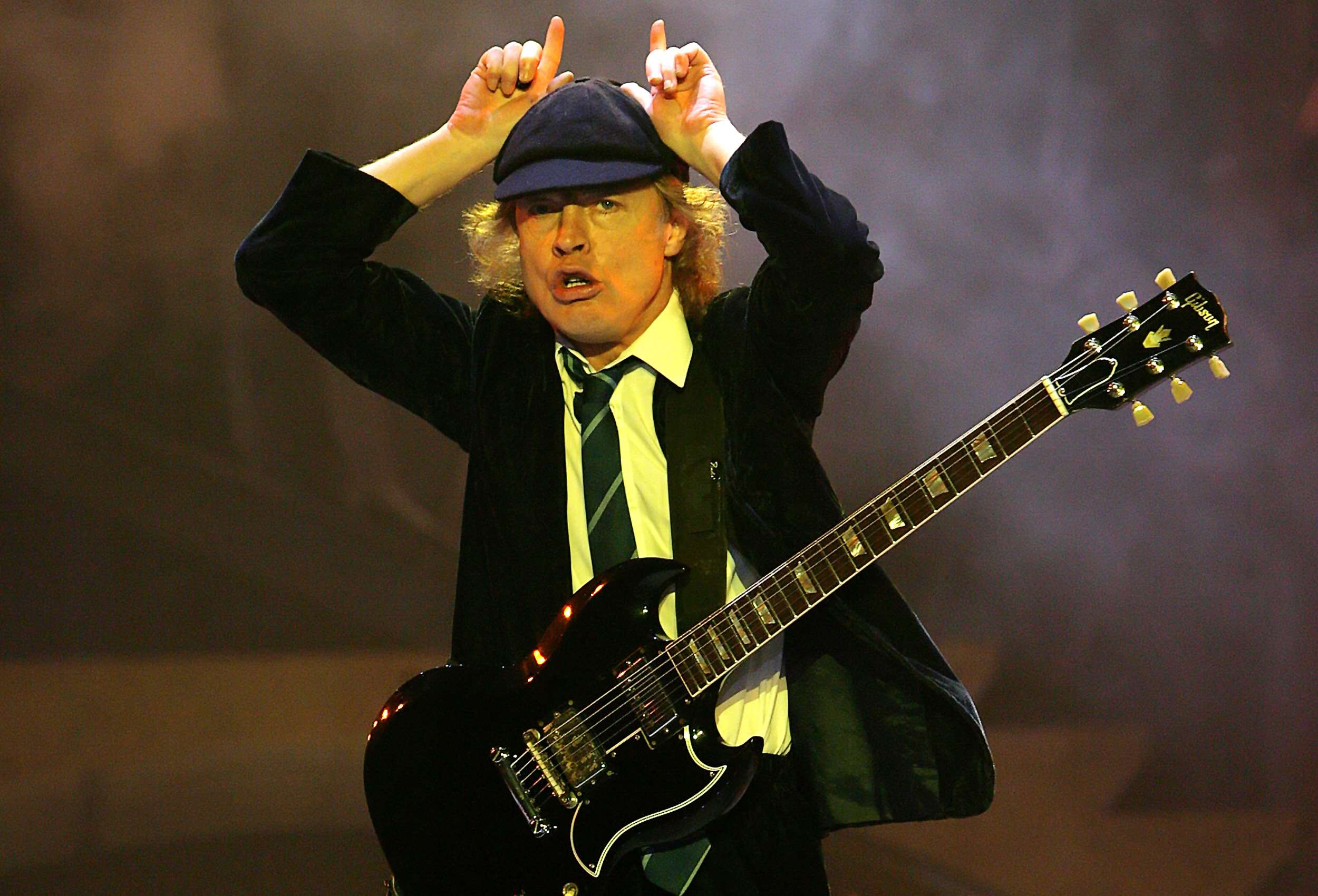 25-astonishing-facts-about-angus-young