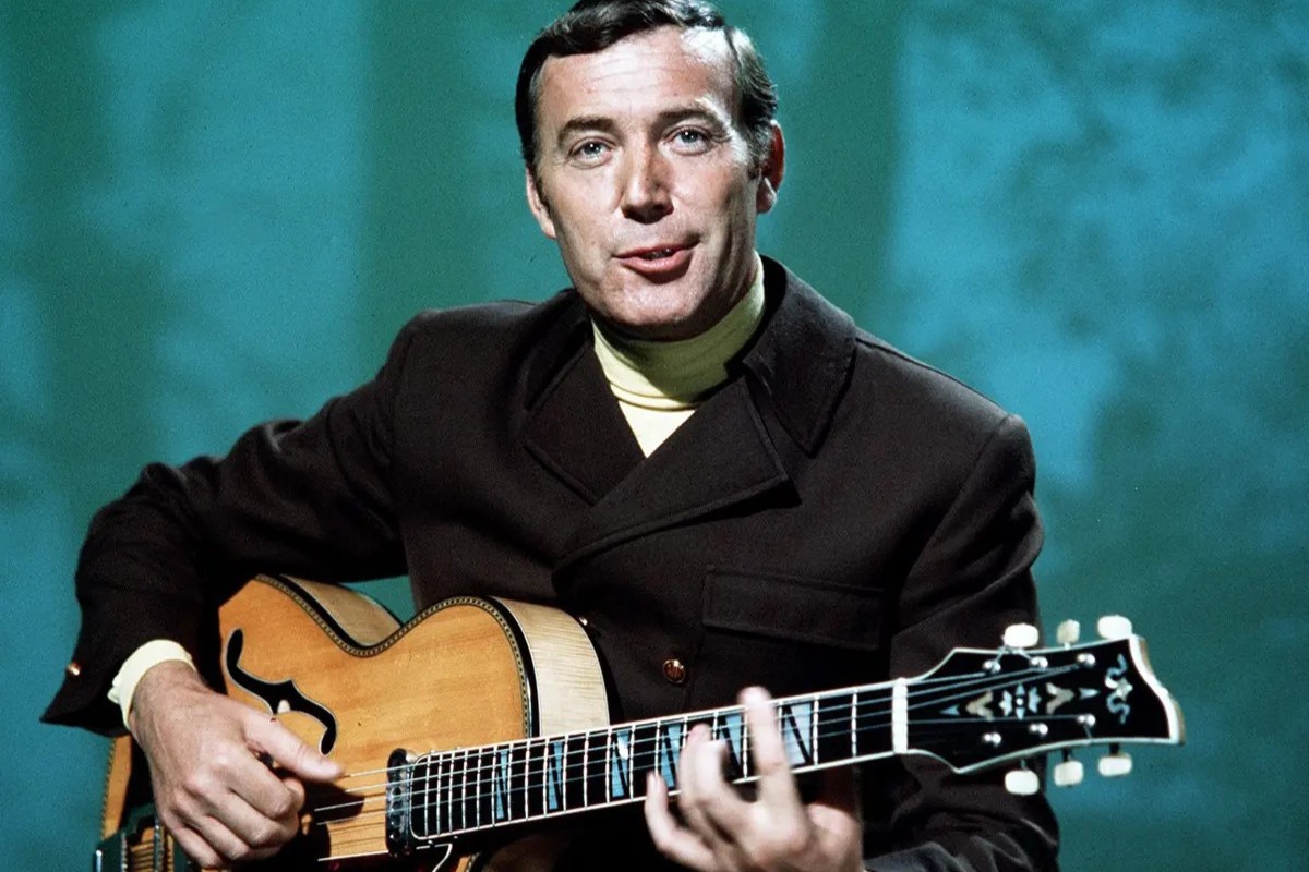 10-astonishing-facts-about-val-doonican