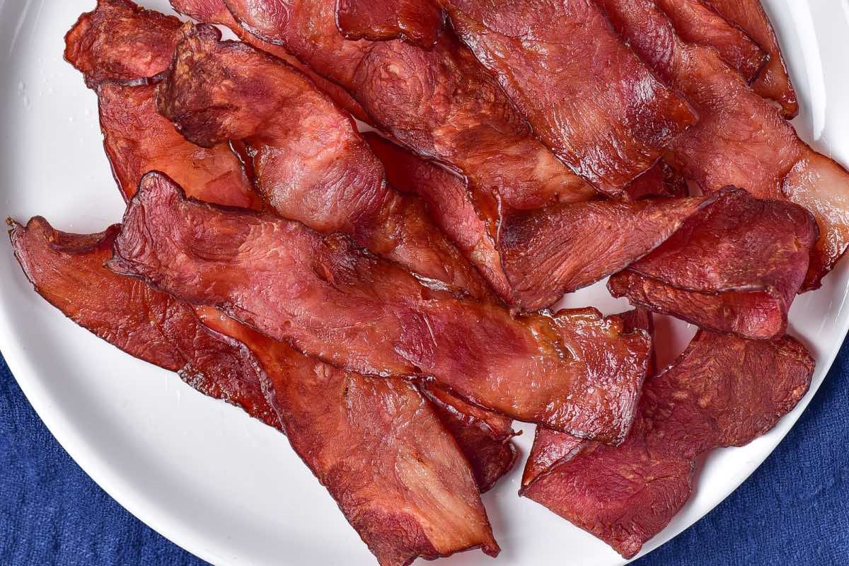 https://facts.net/wp-content/uploads/2023/11/15-turkey-bacon-nutritional-facts-1700219577.jpg