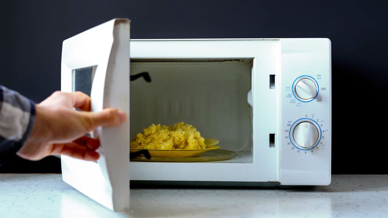 Who Invented the Microwave, And How It Was Invented by Accident