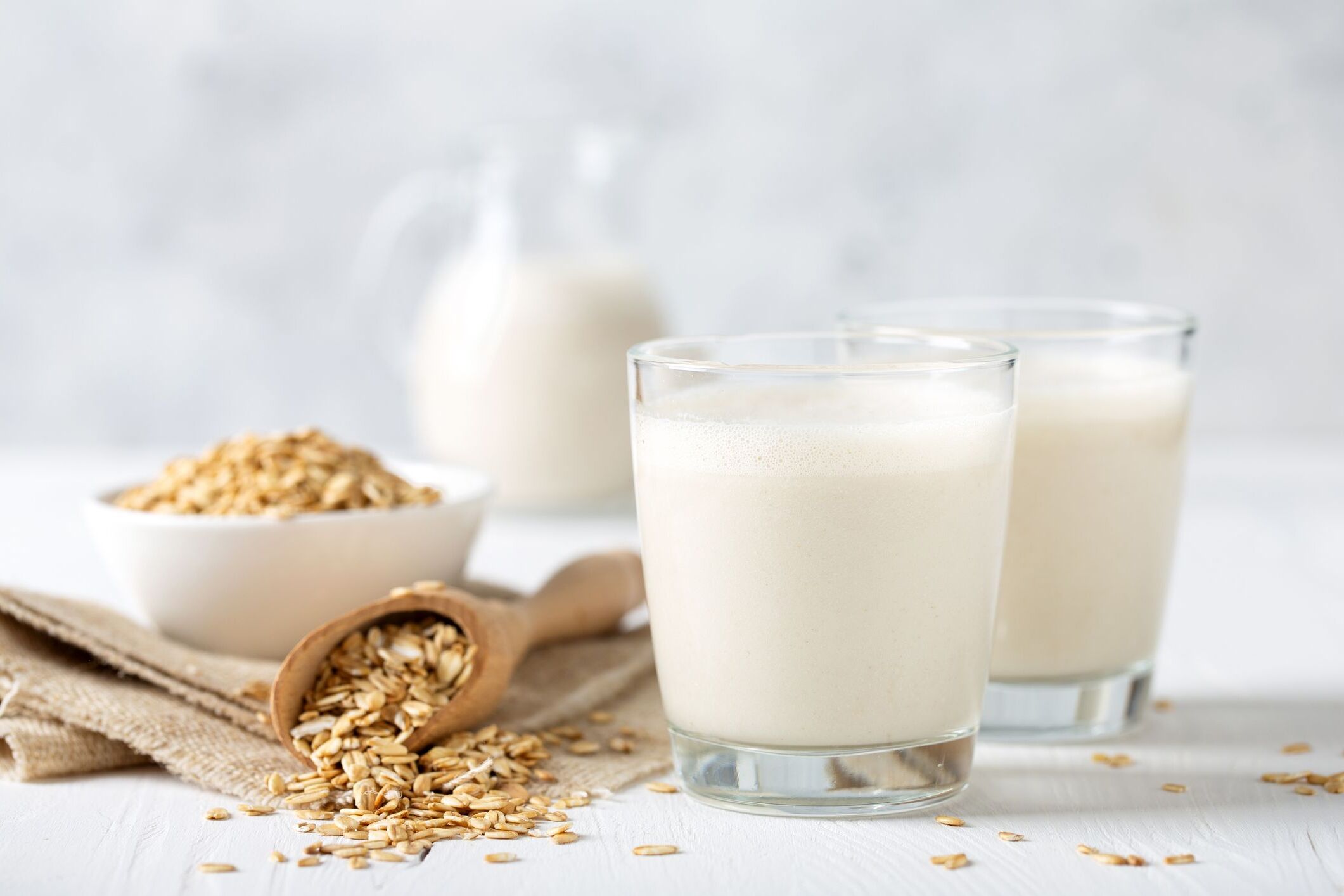 14-facts-about-oat-milk-vs-almond-milk